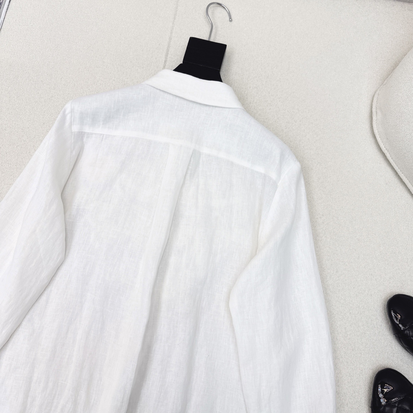 “Early Autumn Fashion: Logo-Embroidered White Shirt for a Sweet and Cool Look” - 图片 9