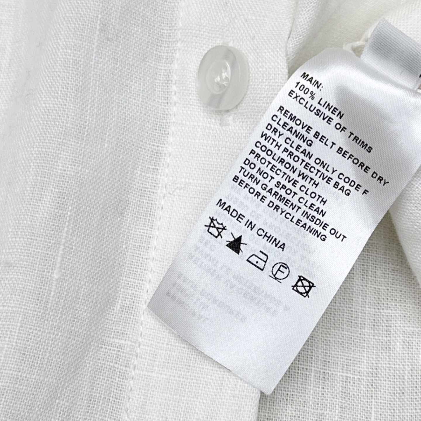“Early Autumn Fashion: Logo-Embroidered White Shirt for a Sweet and Cool Look” - 图片 7