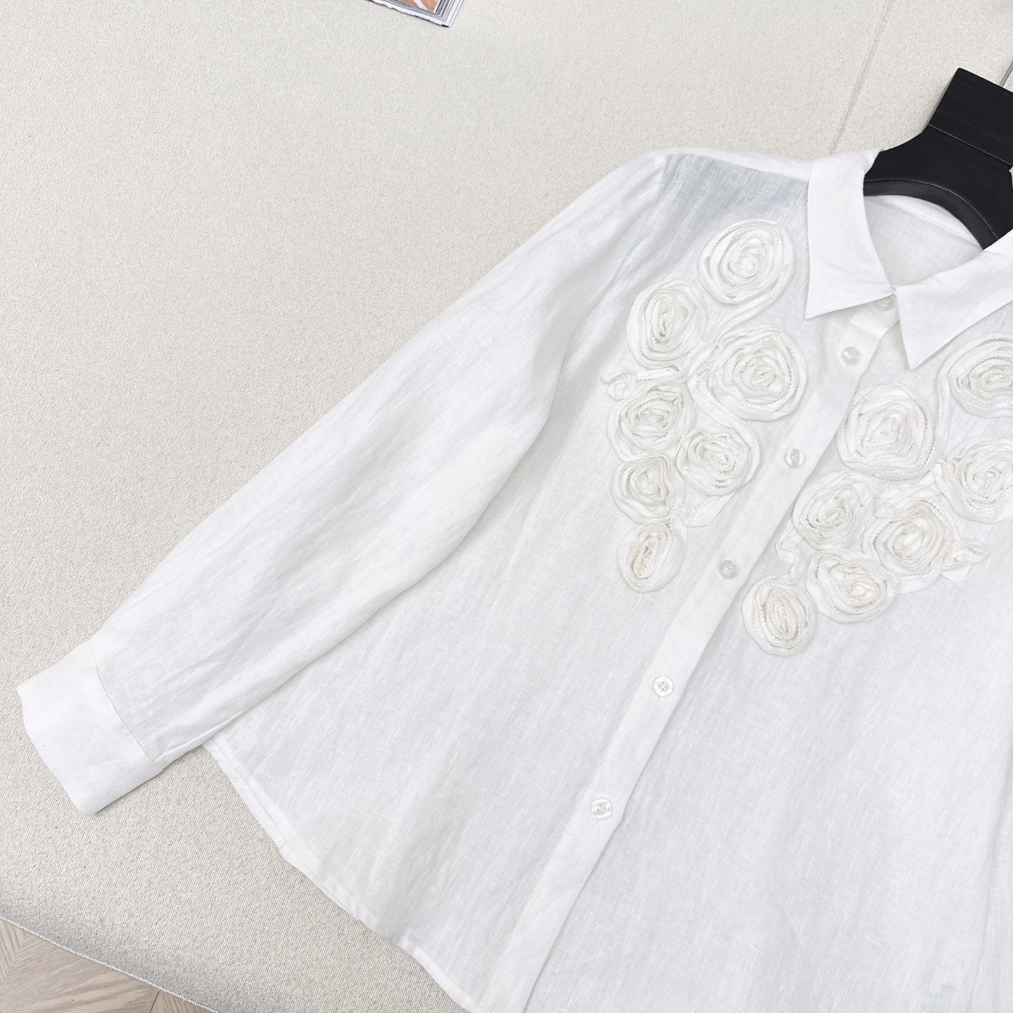 “Early Autumn Fashion: Logo-Embroidered White Shirt for a Sweet and Cool Look” - 图片 5