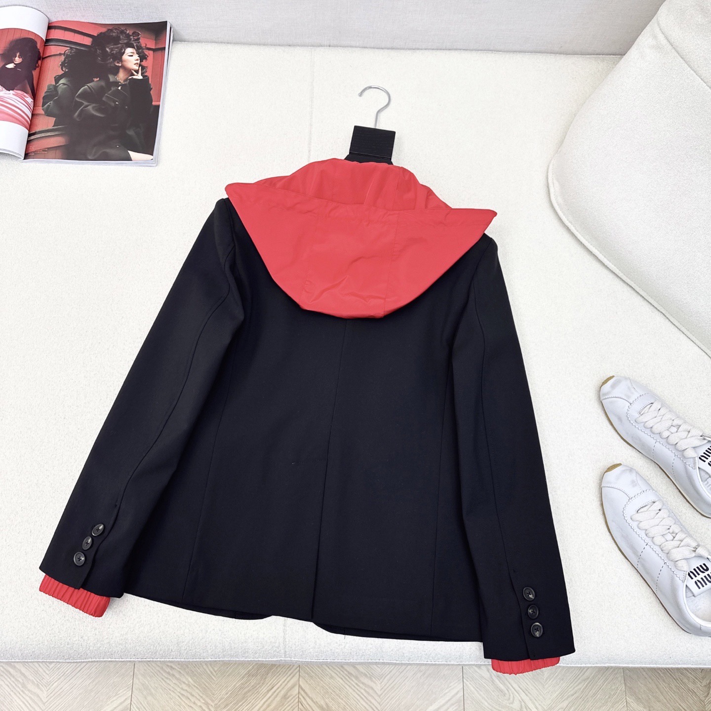 帽子可拆卸 Miu 25Ss————早秋最新款运动风撞色红色衬里连帽西装外套🖤 经典学院风西装版型搭配撞