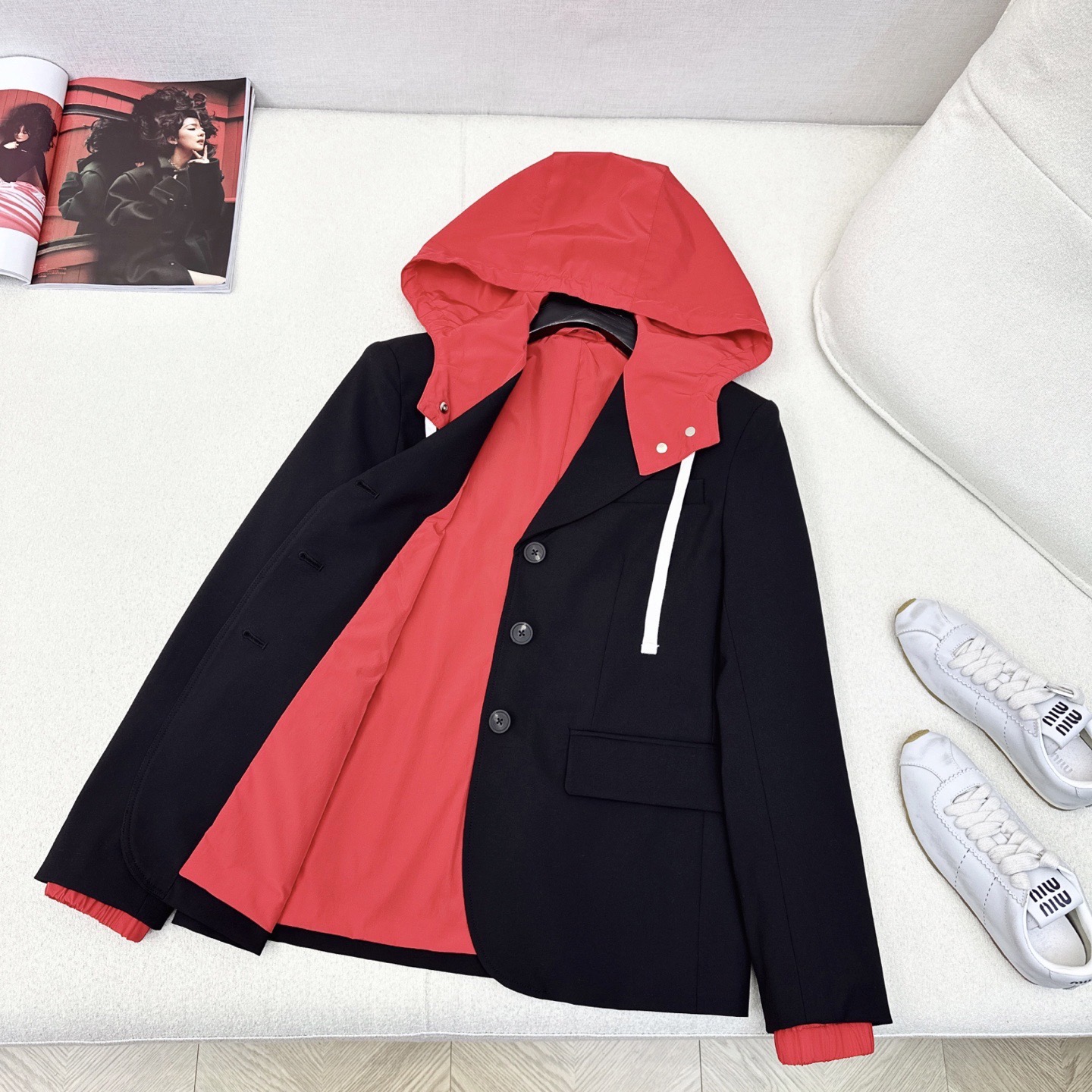 帽子可拆卸 Miu 25Ss————早秋最新款运动风撞色红色衬里连帽西装外套🖤 经典学院风西装版型搭配撞