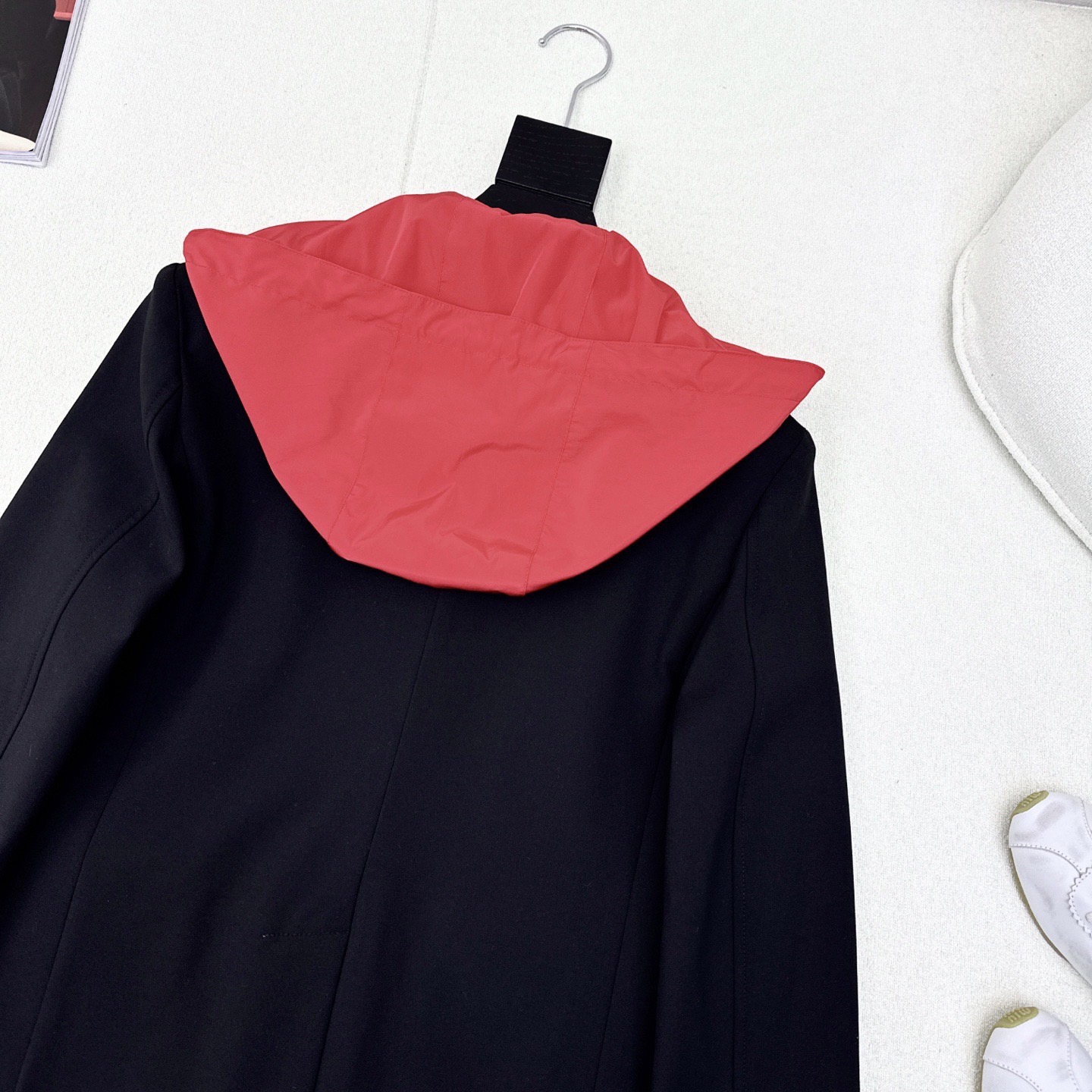 帽子可拆卸 Miu 25Ss————早秋最新款运动风撞色红色衬里连帽西装外套🖤 经典学院风西装版型搭配撞