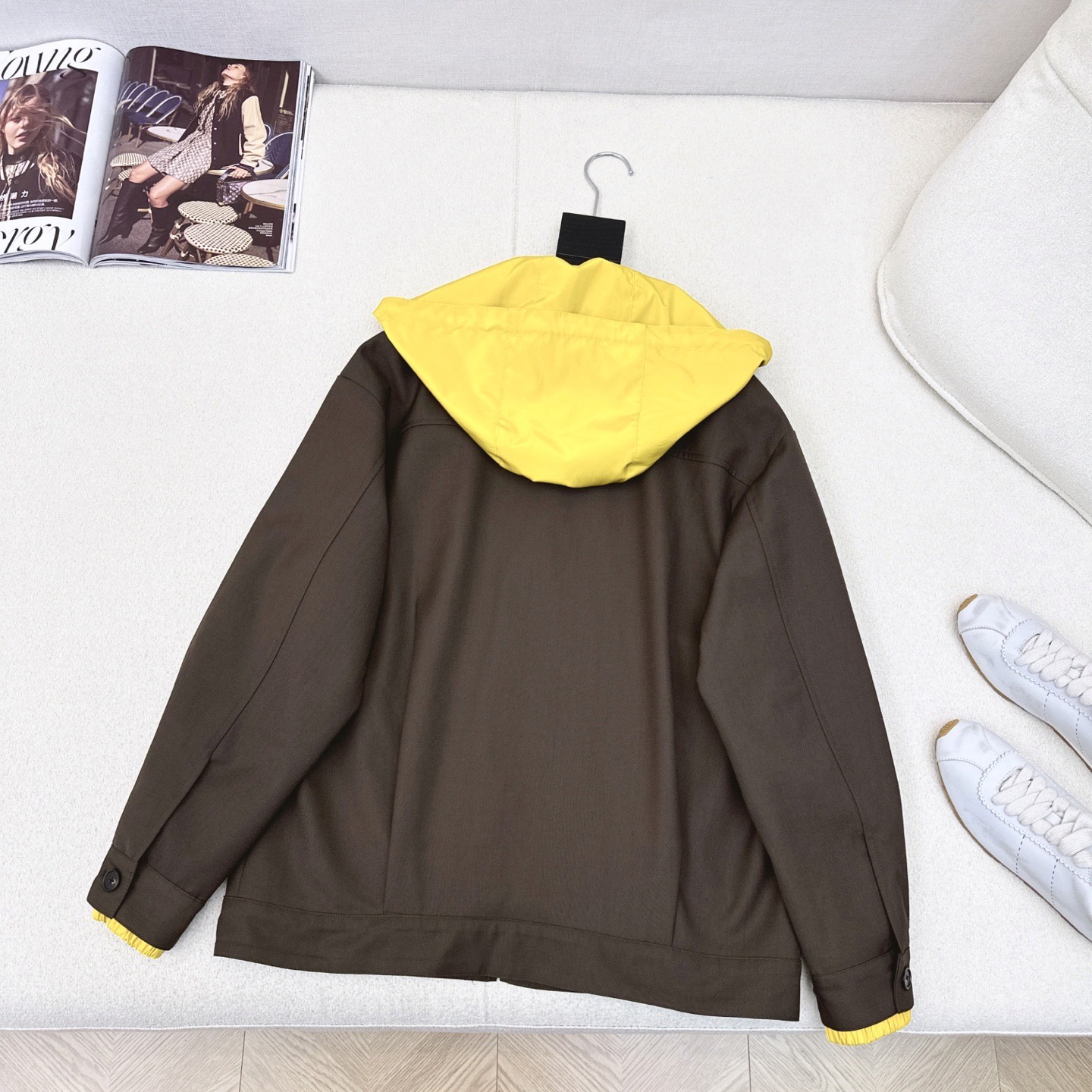帽子可拆卸 Miu 25Ss————早秋最新款运动风撞色内衬连帽夹克外套🤎经典学院风西装版型搭配撞色设计