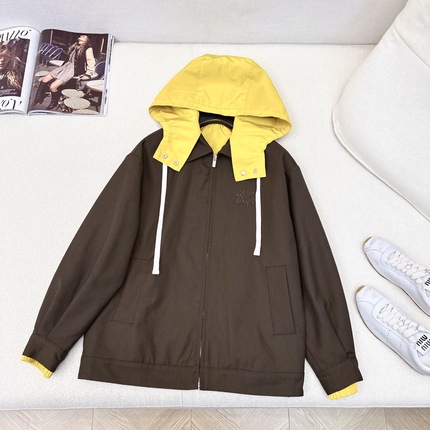 帽子可拆卸 Miu 25Ss————早秋最新款运动风撞色内衬连帽夹克外套🤎经典学院风西装版型搭配撞色设计
