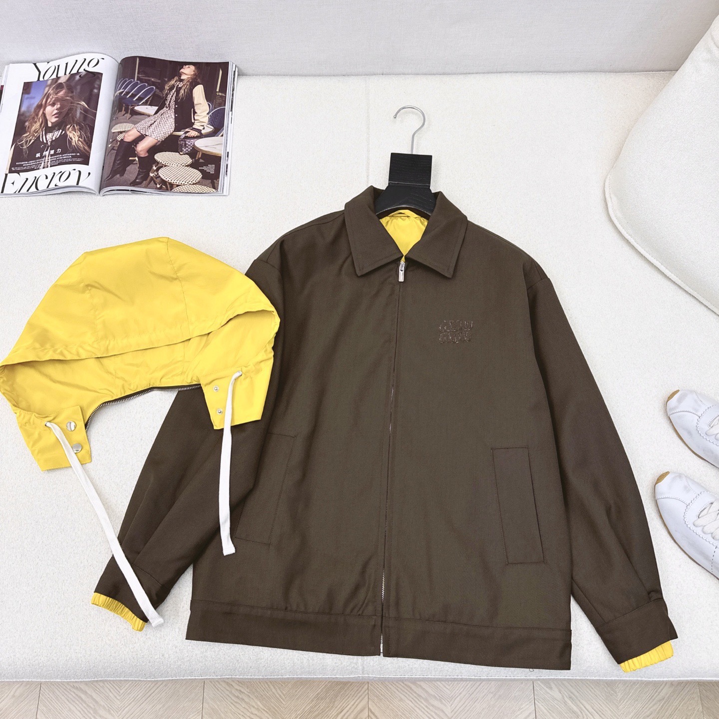 帽子可拆卸 Miu 25Ss————早秋最新款运动风撞色内衬连帽夹克外套🤎经典学院风西装版型搭配撞色设计