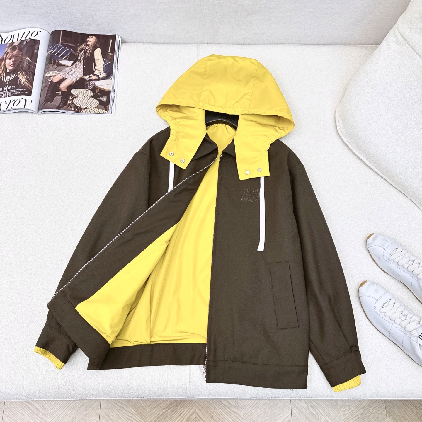 帽子可拆卸 Miu 25Ss————早秋最新款运动风撞色内衬连帽夹克外套🤎经典学院风西装版型搭配撞色设计