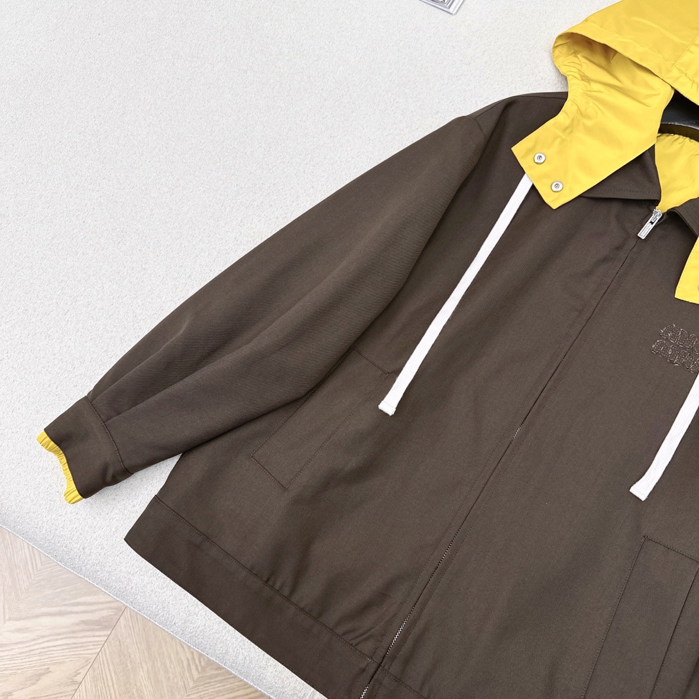 帽子可拆卸 Miu 25Ss————早秋最新款运动风撞色内衬连帽夹克外套🤎经典学院风西装版型搭配撞色设计