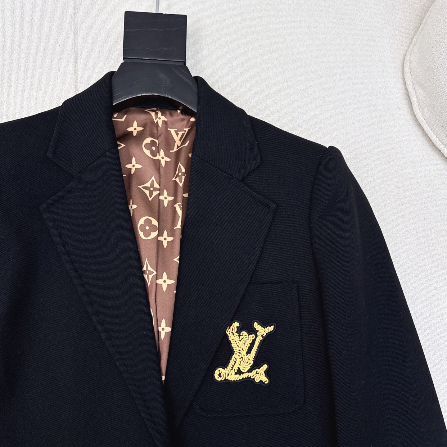 “Autumn/Winter Tan Dress Suit with Stylish Design and Classic Details for Daily Commuting” - 图片 4