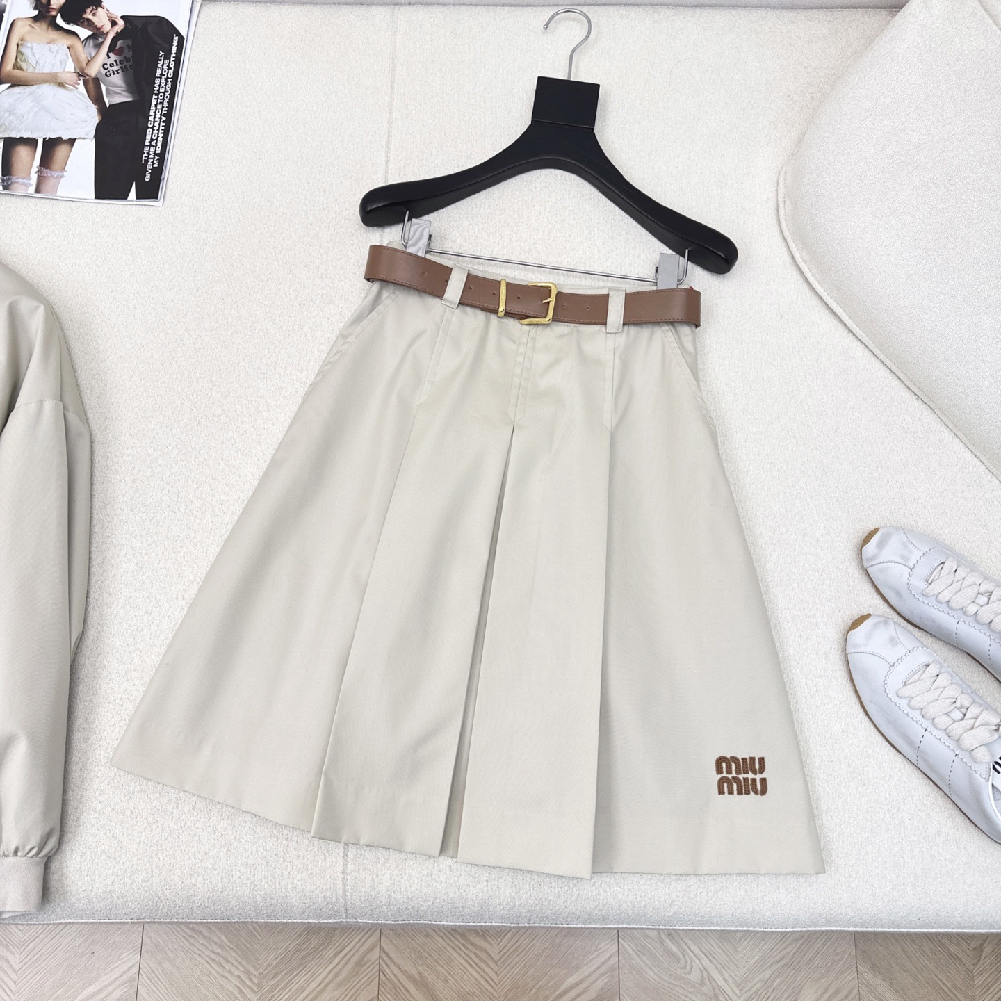 特价🉐️ ❗️现货齐码❗️不退不换❗️独家首发 Miu 25Ss————秋冬最新款腰带装饰低腰浅卡其中长