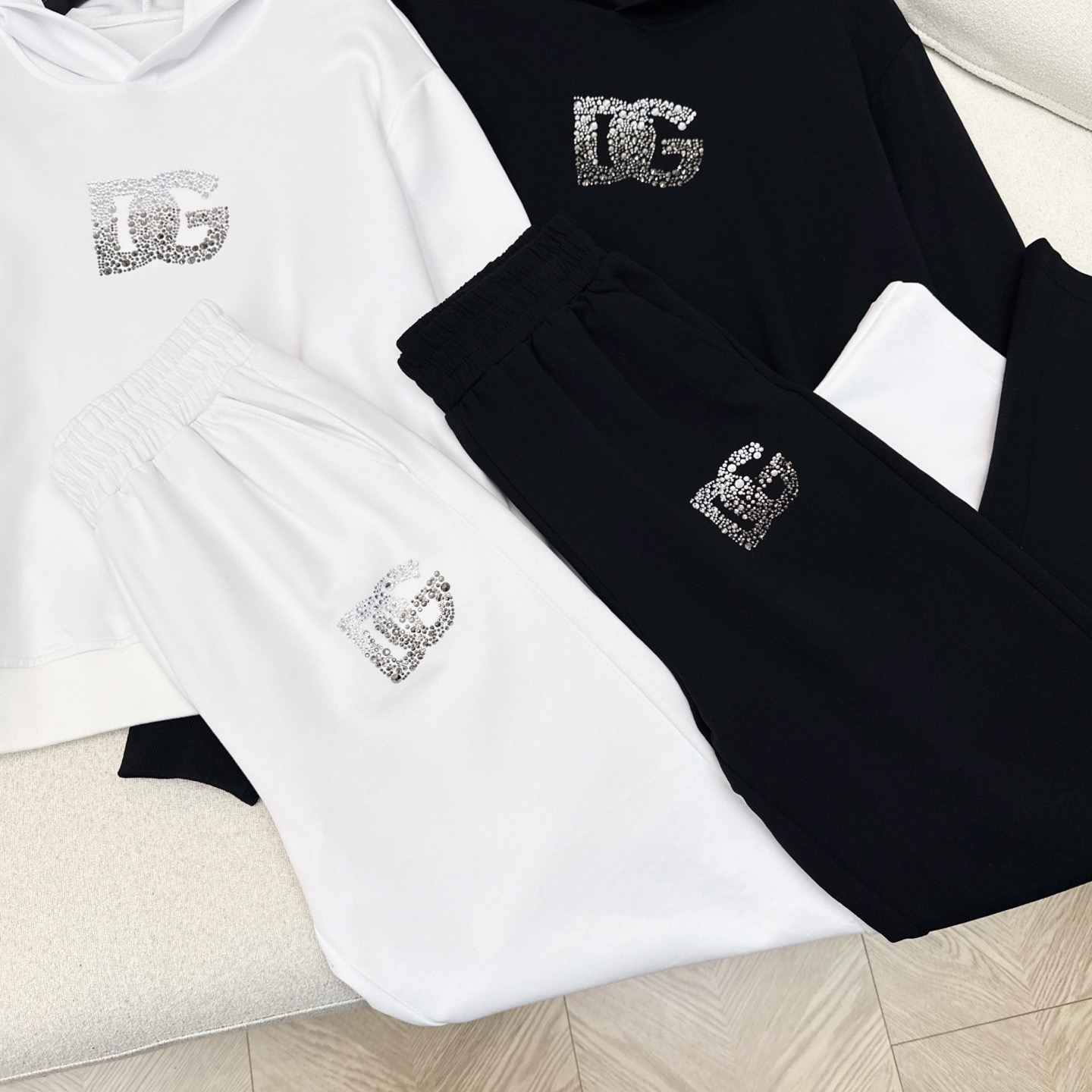 时髦达人一套搭配 DG 25Ss———秋冬最新款logo字母烫金装饰休闲套装🖤 懒人一套时髦搭配 连帽休