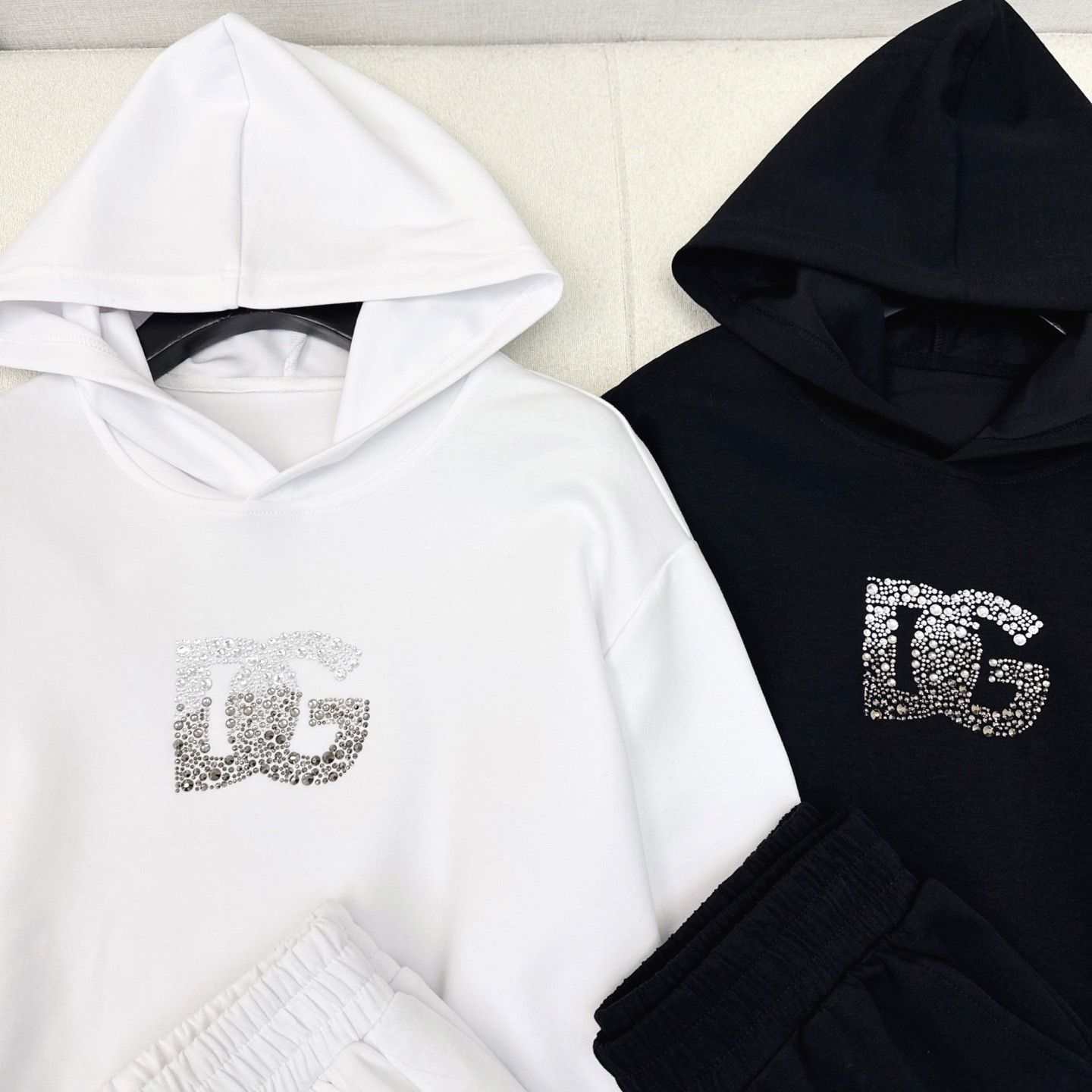 时髦达人一套搭配 DG 25Ss———秋冬最新款logo字母烫金装饰休闲套装🖤 懒人一套时髦搭配 连帽休