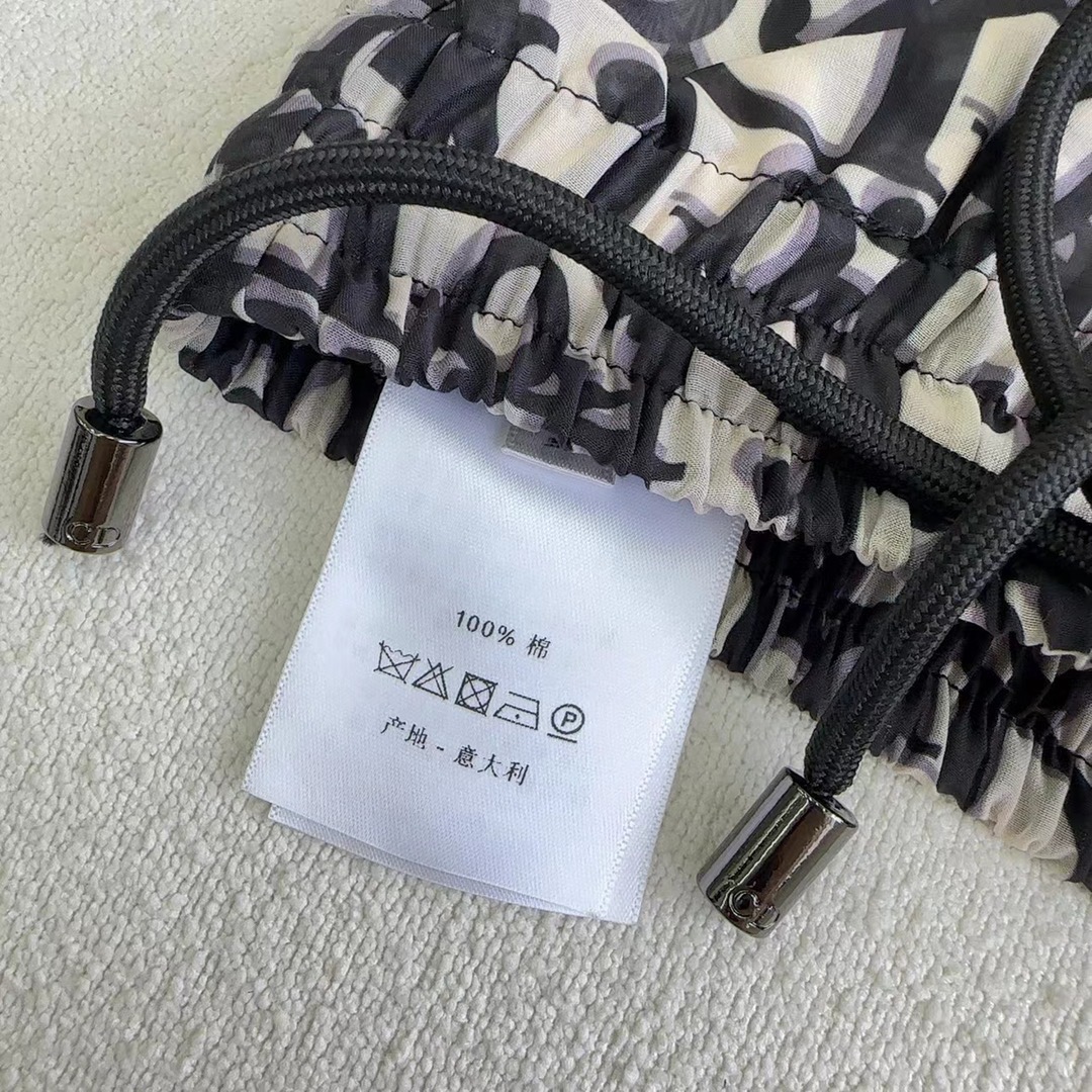 爆款推荐 Dio* 26ss———春夏新品经典老花图案冰丝短裤 🖤很推荐 老花图案很吸睛 洋气又带时髦感