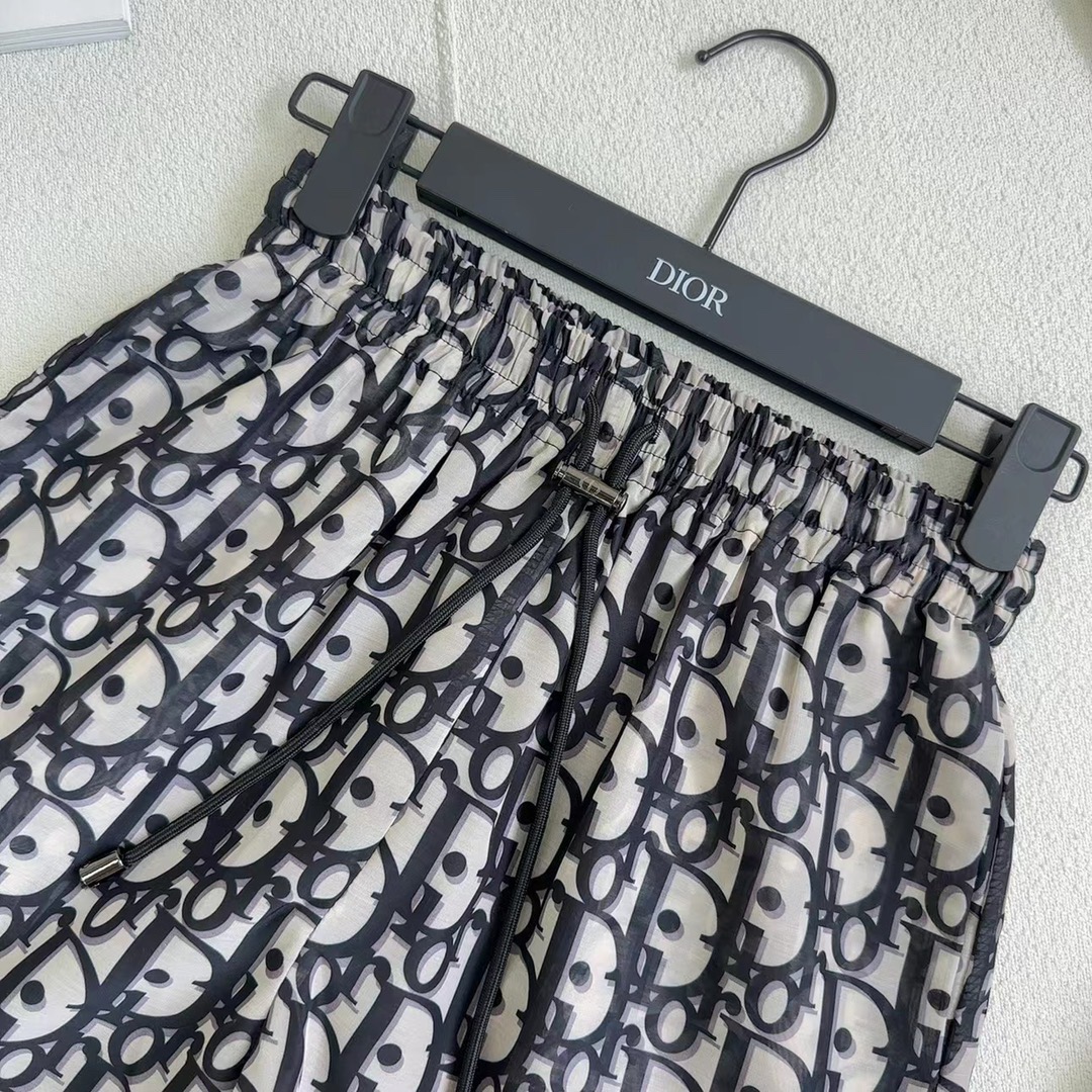 爆款推荐 Dio* 26ss———春夏新品经典老花图案冰丝短裤 🖤很推荐 老花图案很吸睛 洋气又带时髦感