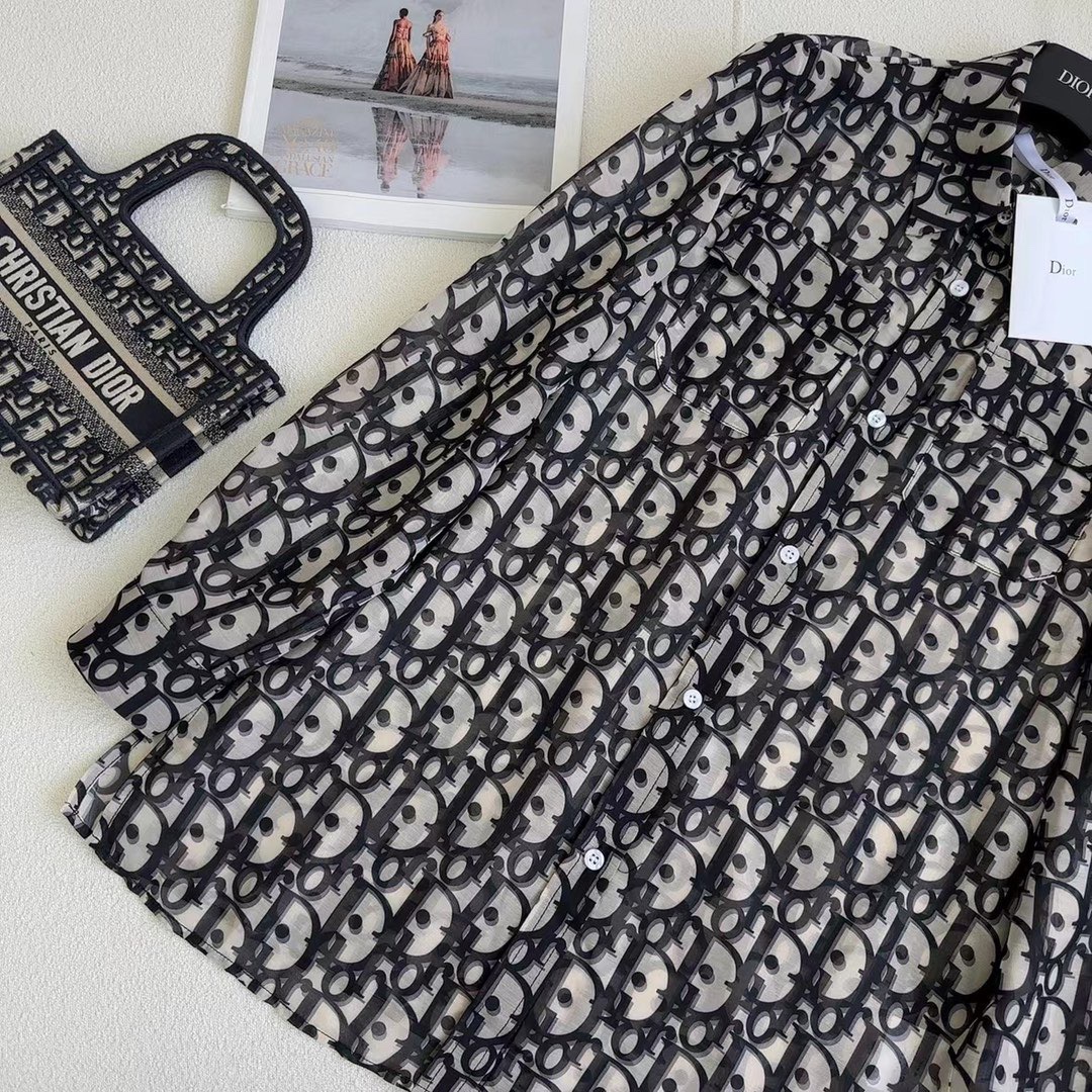 爆款推荐 Dio* 26ss———春夏新品经典老花图案冰丝短裤 🖤很推荐 老花图案很吸睛 洋气又带时髦感