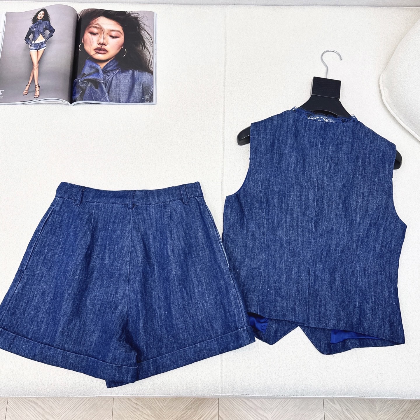 独家首发 lp🆕 25Ss———春夏最新款度假南法风牛仔套装🩵假两件蕾丝装饰无袖背心+卷边短裤 低调奢华