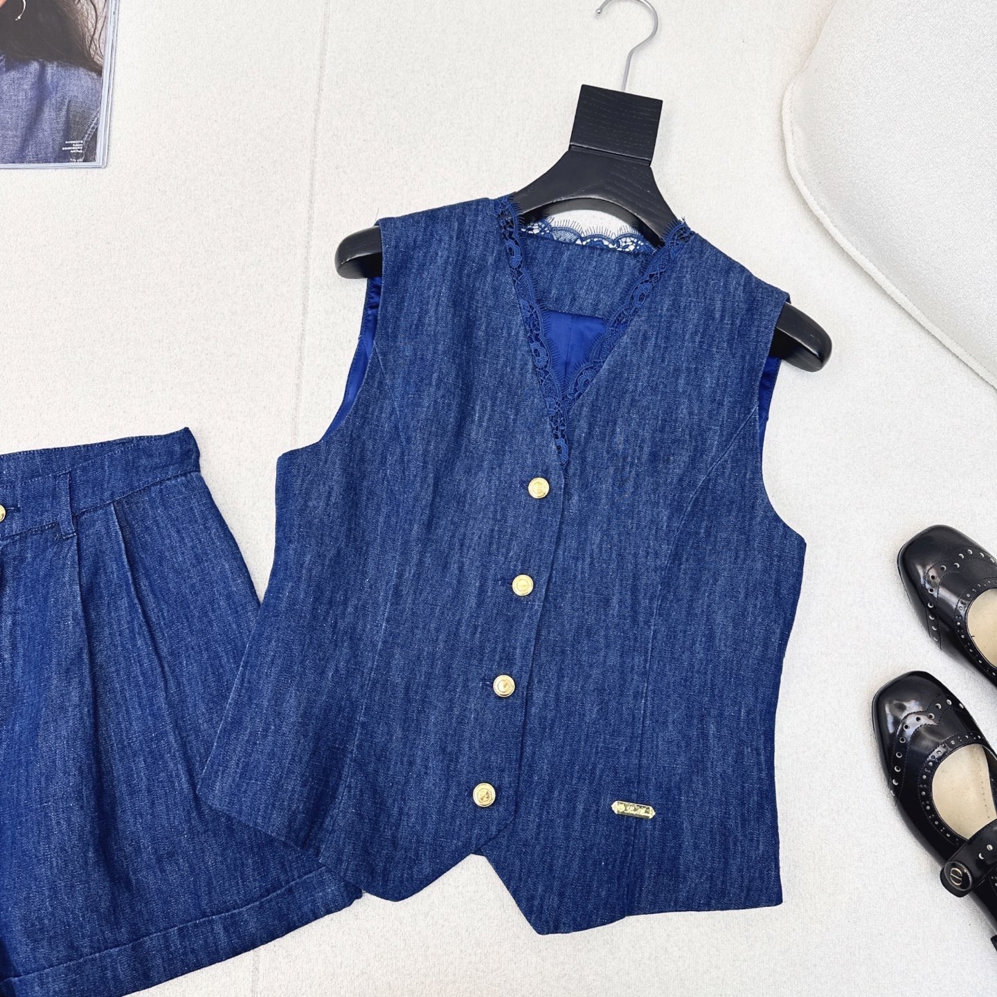 独家首发 lp🆕 25Ss———春夏最新款度假南法风牛仔套装🩵假两件蕾丝装饰无袖背心+卷边短裤 低调奢华