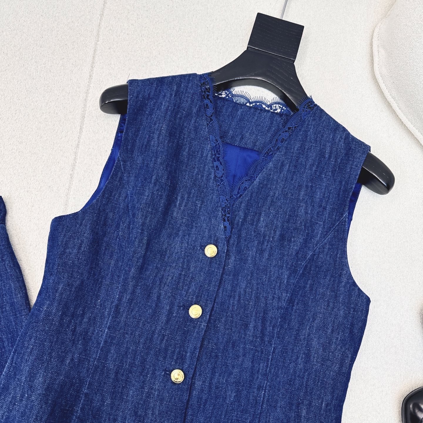 独家首发 lp🆕 25Ss———春夏最新款度假南法风牛仔套装🩵假两件蕾丝装饰无袖背心+卷边短裤 低调奢华