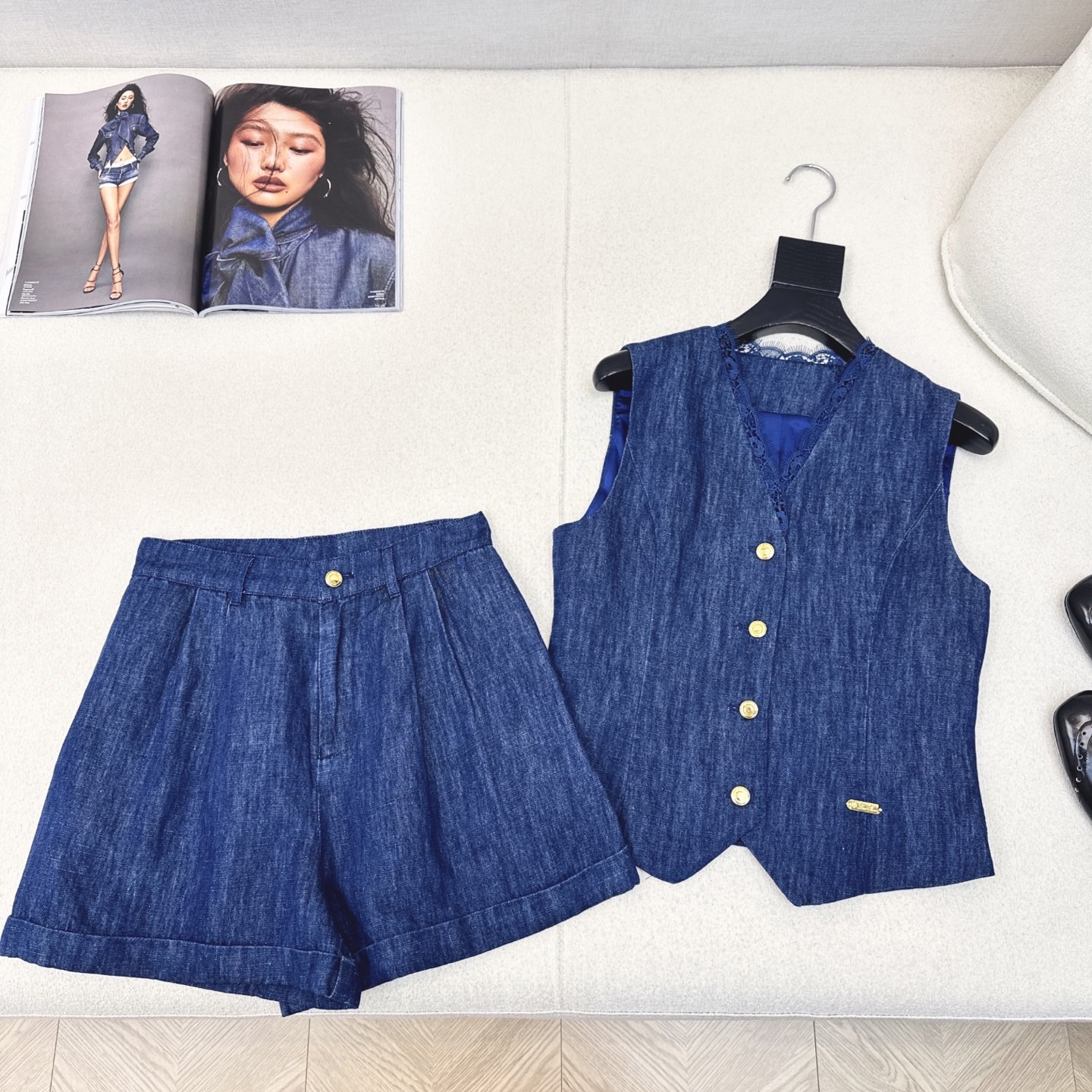 独家首发 lp🆕 25Ss———春夏最新款度假南法风牛仔套装🩵假两件蕾丝装饰无袖背心+卷边短裤 低调奢华