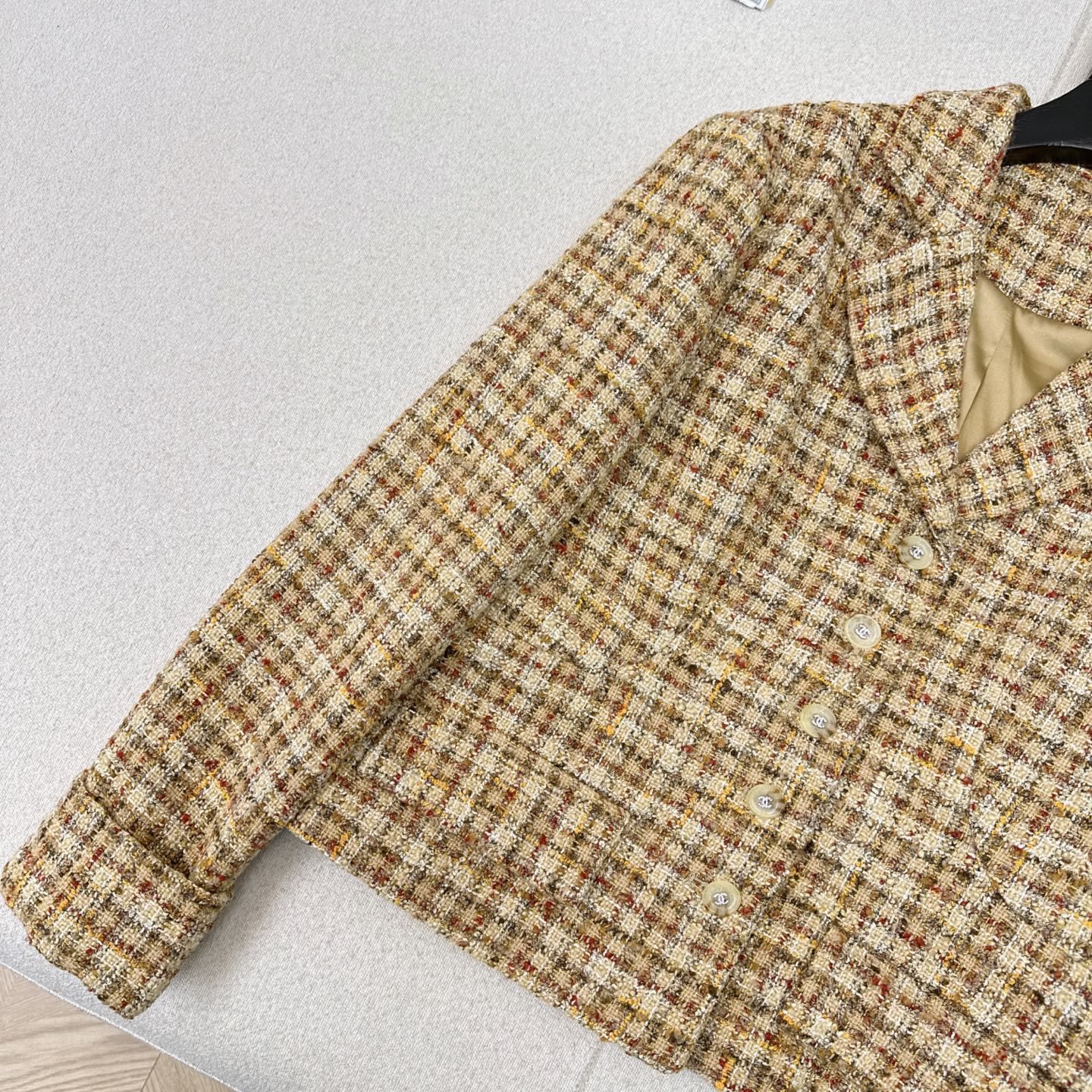 独家首发 C家 ————最新款定制编织外套💛件太高级了～～多种纱线编织 精美奢华！纽扣开模定制～每个细节