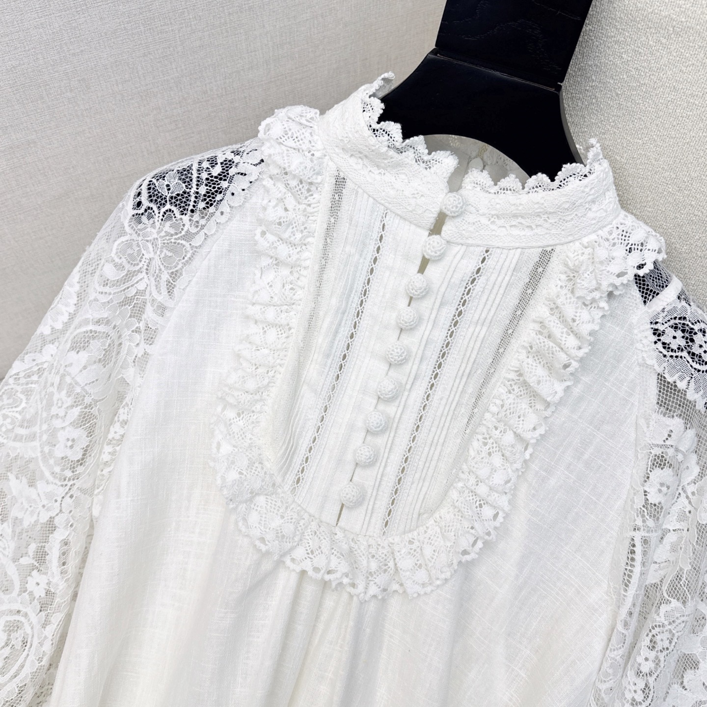 独家首发 Zim 25Ss————早秋最新款度假风宫廷风花边立领亚麻长款连衣裙🤍蕾丝绣花定位拼接细节面料