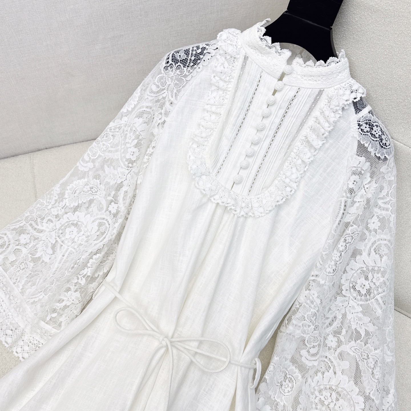 独家首发 Zim 25Ss————早秋最新款度假风宫廷风花边立领亚麻长款连衣裙🤍蕾丝绣花定位拼接细节面料