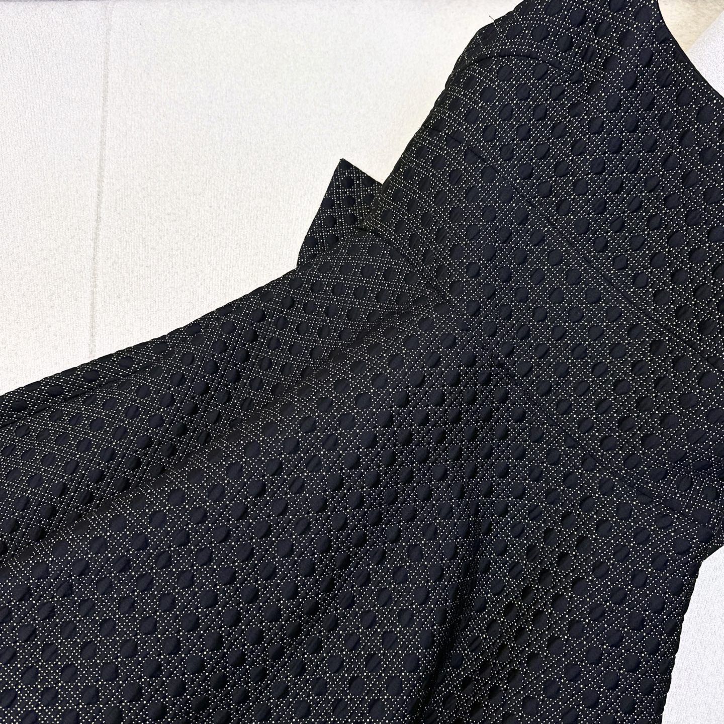 独家首发 CD 25Ss————秋冬最新款黑金蝴蝶结点缀后腰吊带连衣裙🖤 戴妃藤格纹绗缝技术面料 收腰大