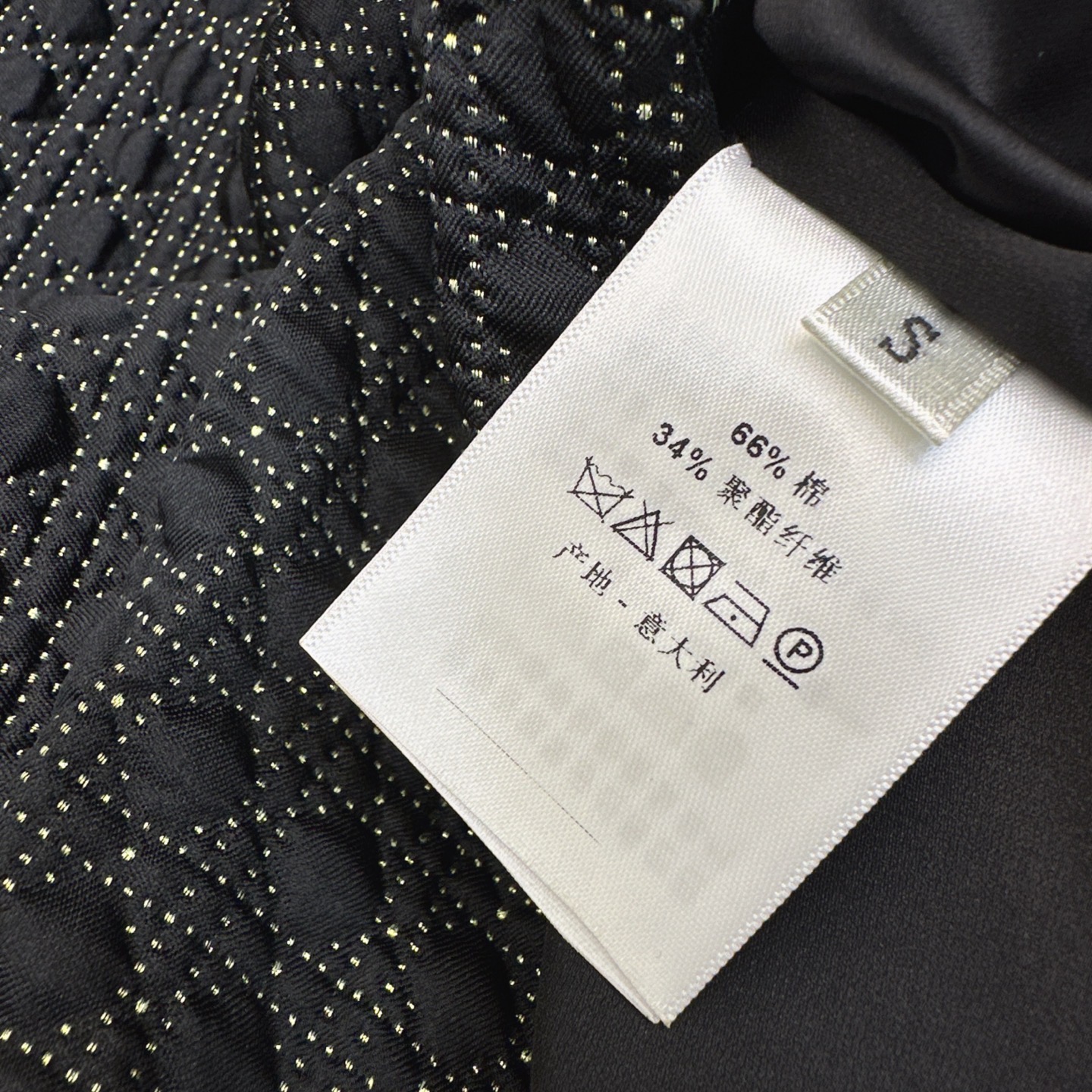 独家首发 CD 25Ss————秋冬最新款黑金蝴蝶结点缀后腰吊带连衣裙🖤 戴妃藤格纹绗缝技术面料 收腰大