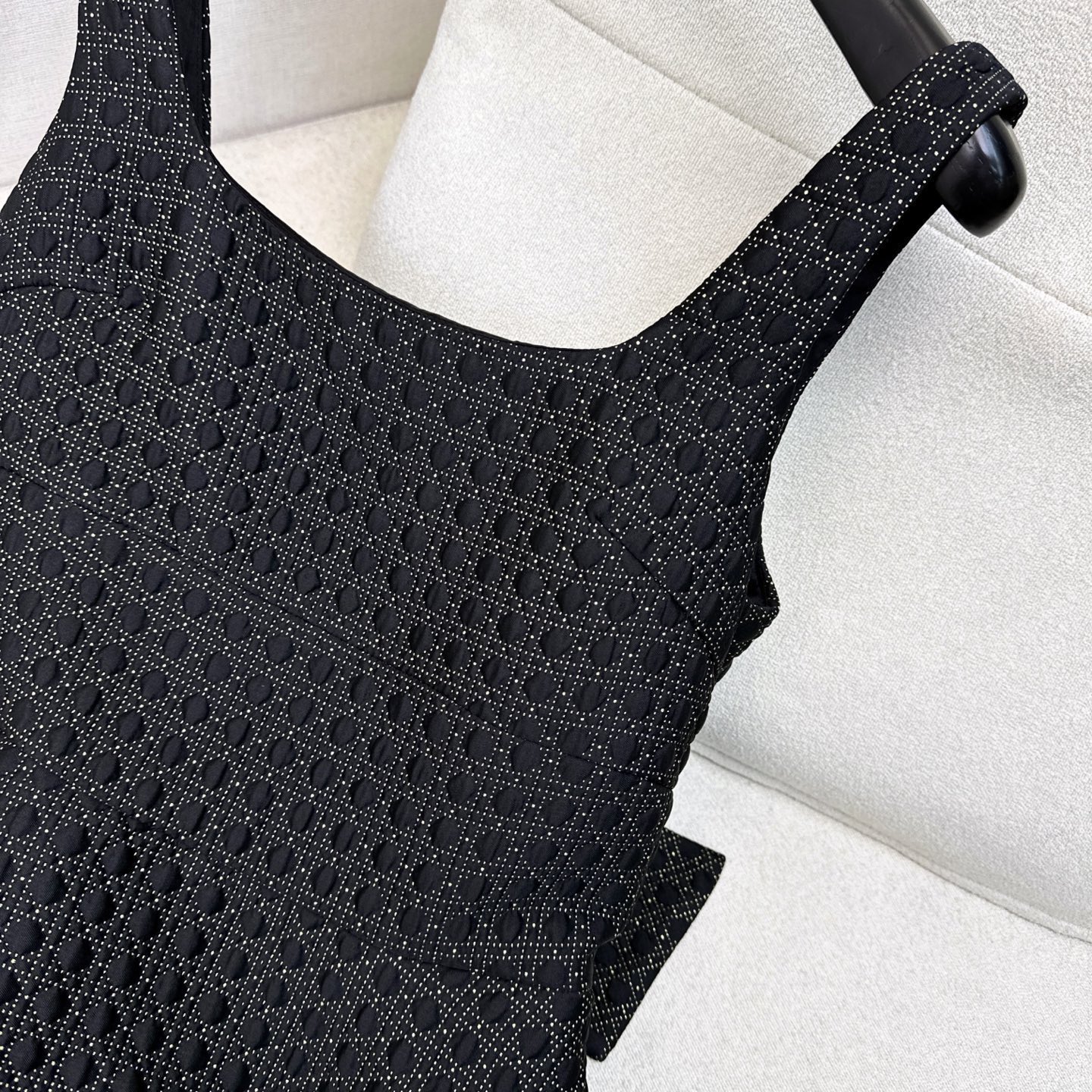 独家首发 CD 25Ss————秋冬最新款黑金蝴蝶结点缀后腰吊带连衣裙🖤 戴妃藤格纹绗缝技术面料 收腰大