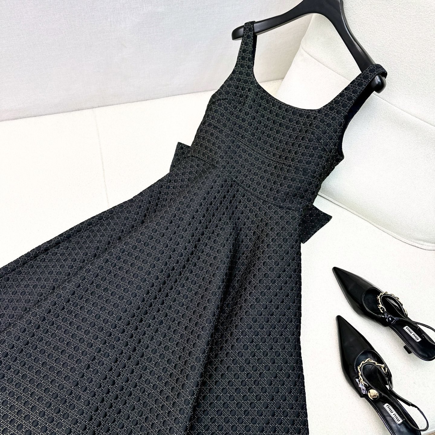 独家首发 CD 25Ss————秋冬最新款黑金蝴蝶结点缀后腰吊带连衣裙🖤 戴妃藤格纹绗缝技术面料 收腰大