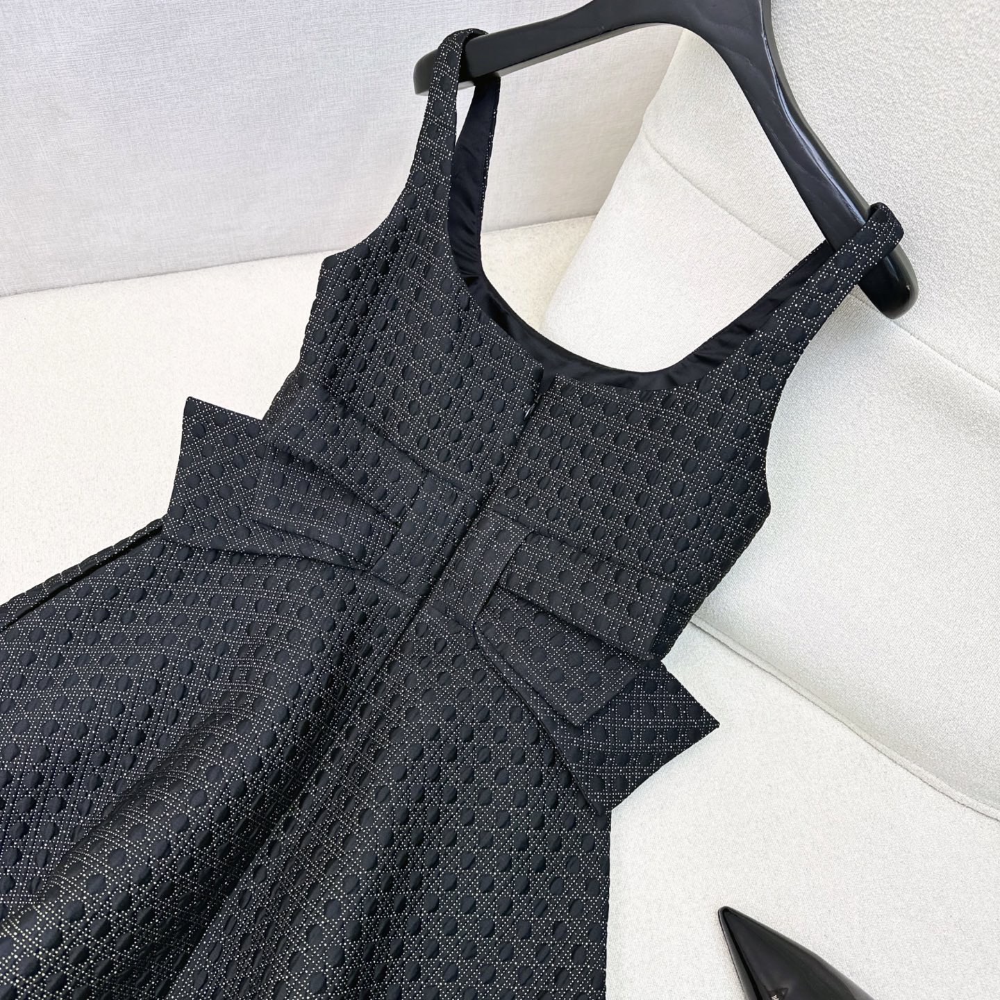 独家首发 CD 25Ss————秋冬最新款黑金蝴蝶结点缀后腰吊带连衣裙🖤 戴妃藤格纹绗缝技术面料 收腰大