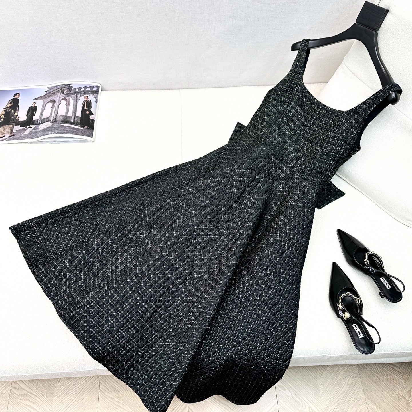 独家首发 CD 25Ss————秋冬最新款黑金蝴蝶结点缀后腰吊带连衣裙🖤 戴妃藤格纹绗缝技术面料 收腰大