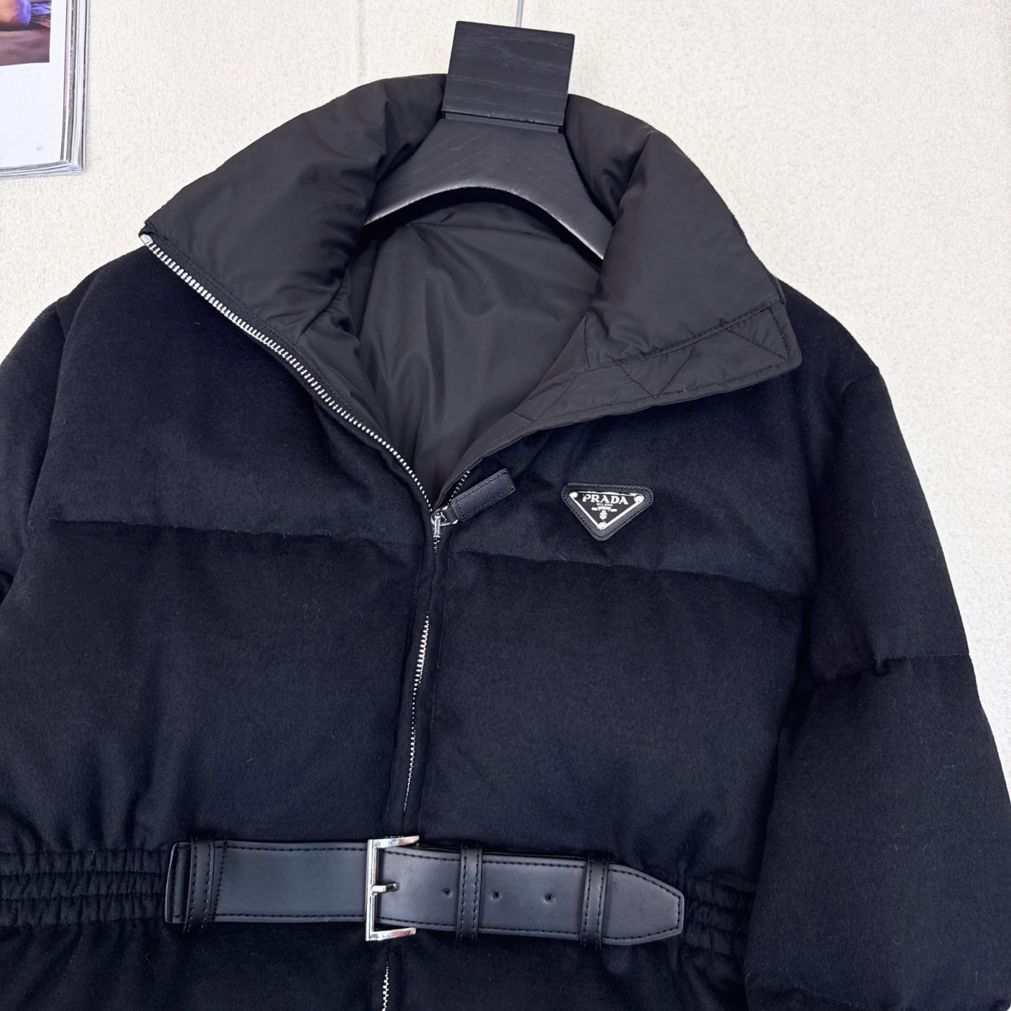 爆单款 PD 25Ss————秋冬最新款立领皮带束腰毛呢羽绒外套🩶不挑个子的中长款立体剪裁 搭扣松紧收腰