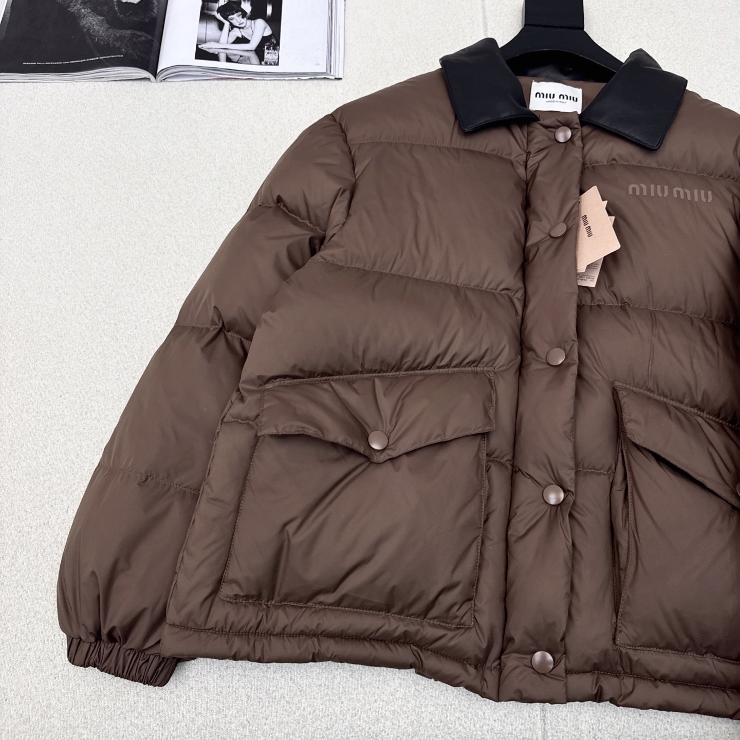 爆单款推荐 Miu 25Ss————秋冬最新款绗缝撞色真皮翻领羽绒外套🤎撞色小羊皮翻领+翻盖口袋细节设计