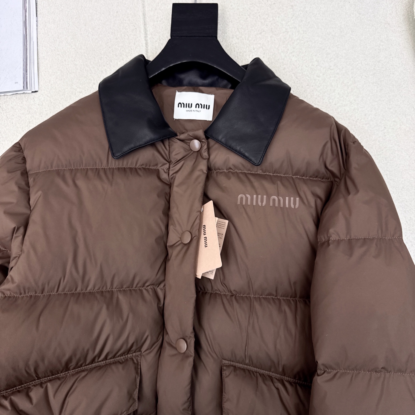 爆单款推荐 Miu 25Ss————秋冬最新款绗缝撞色真皮翻领羽绒外套🤎撞色小羊皮翻领+翻盖口袋细节设计