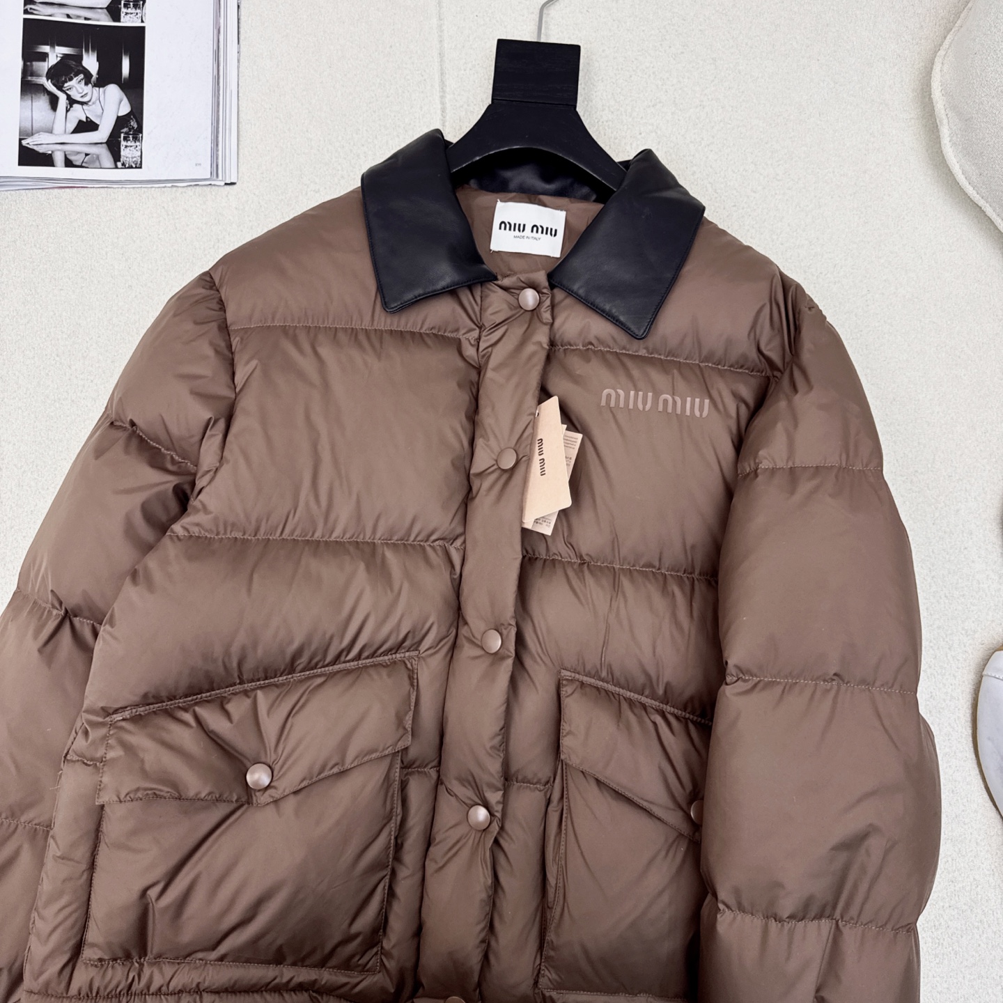 爆单款推荐 Miu 25Ss————秋冬最新款绗缝撞色真皮翻领羽绒外套🤎撞色小羊皮翻领+翻盖口袋细节设计