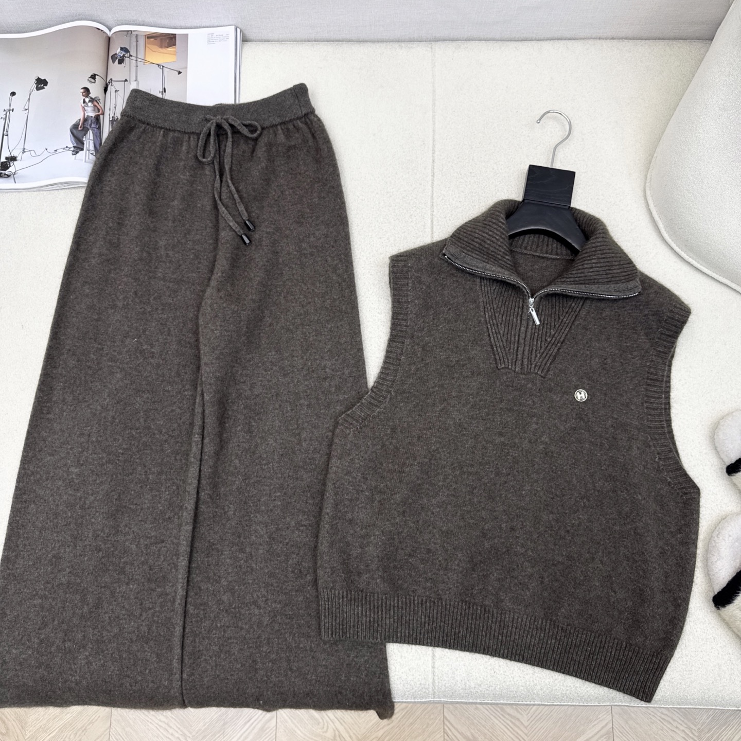Her 25Ss———秋冬最新款慵懒风羊毛套装🤎半开襟羊毛无袖毛衣+松紧腰直筒裤 百分百精纺羊毛纱线面料