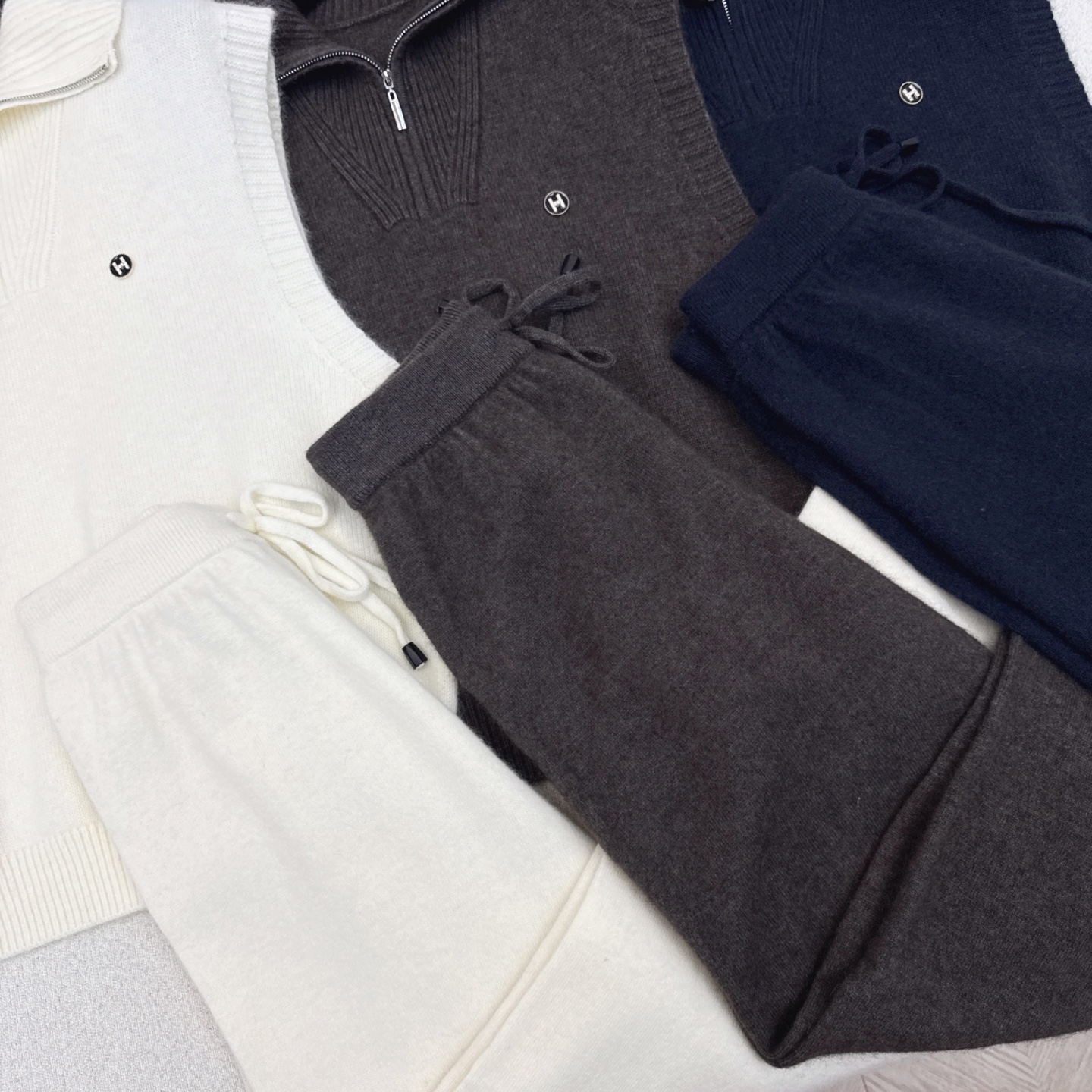 Her 25Ss———秋冬最新款慵懒风羊毛套装🤎半开襟羊毛无袖毛衣+松紧腰直筒裤 百分百精纺羊毛纱线面料