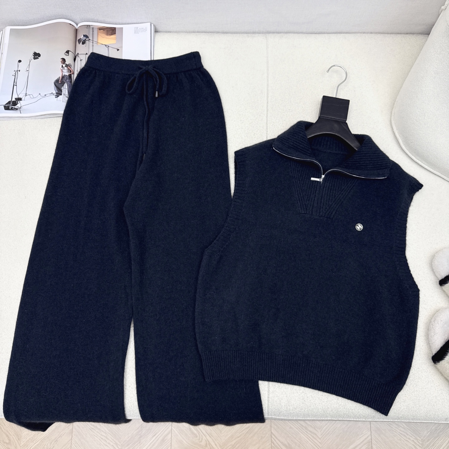 Her 25Ss———秋冬最新款慵懒风羊毛套装🤎半开襟羊毛无袖毛衣+松紧腰直筒裤 百分百精纺羊毛纱线面料
