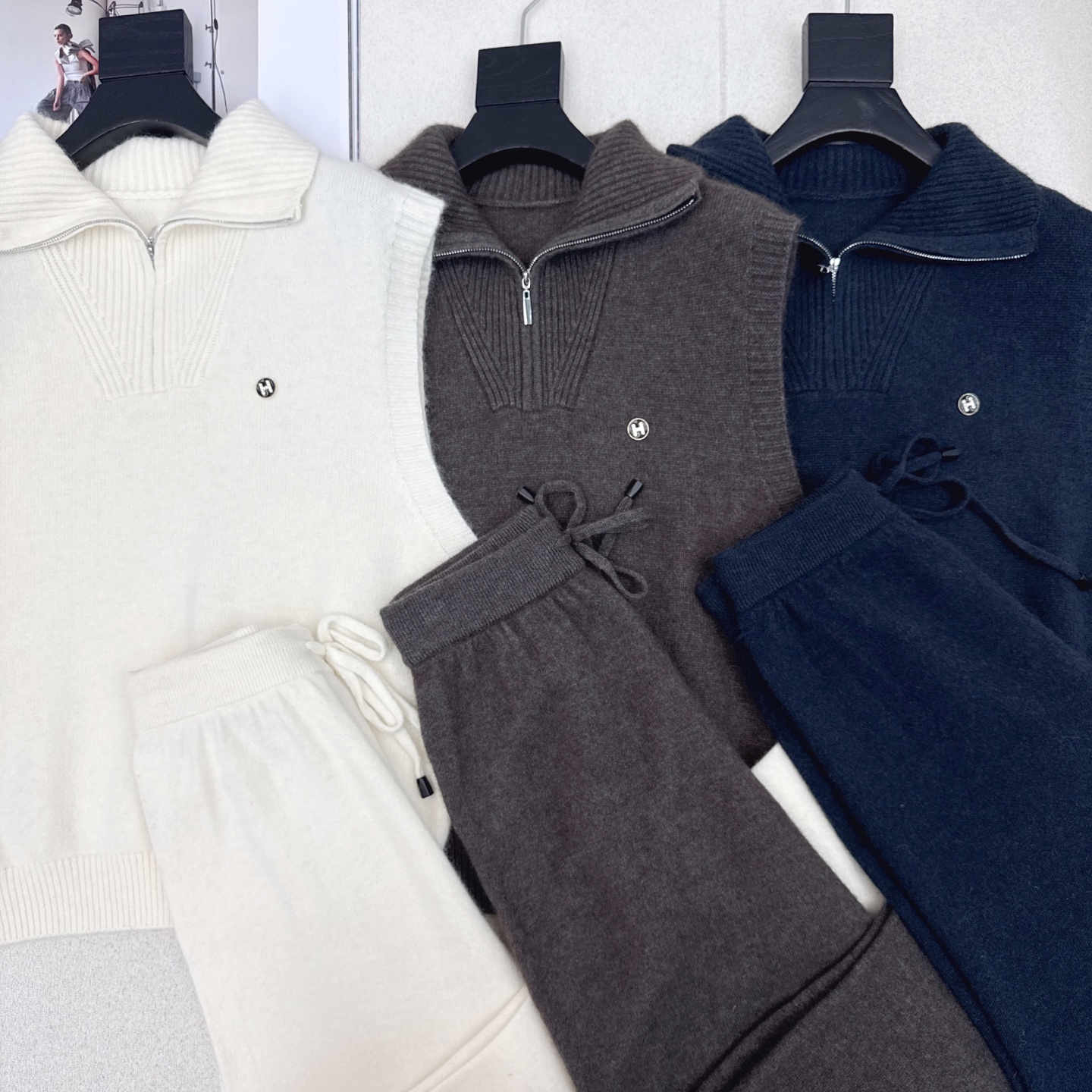 Her 25Ss———秋冬最新款慵懒风羊毛套装🤎半开襟羊毛无袖毛衣+松紧腰直筒裤 百分百精纺羊毛纱线面料