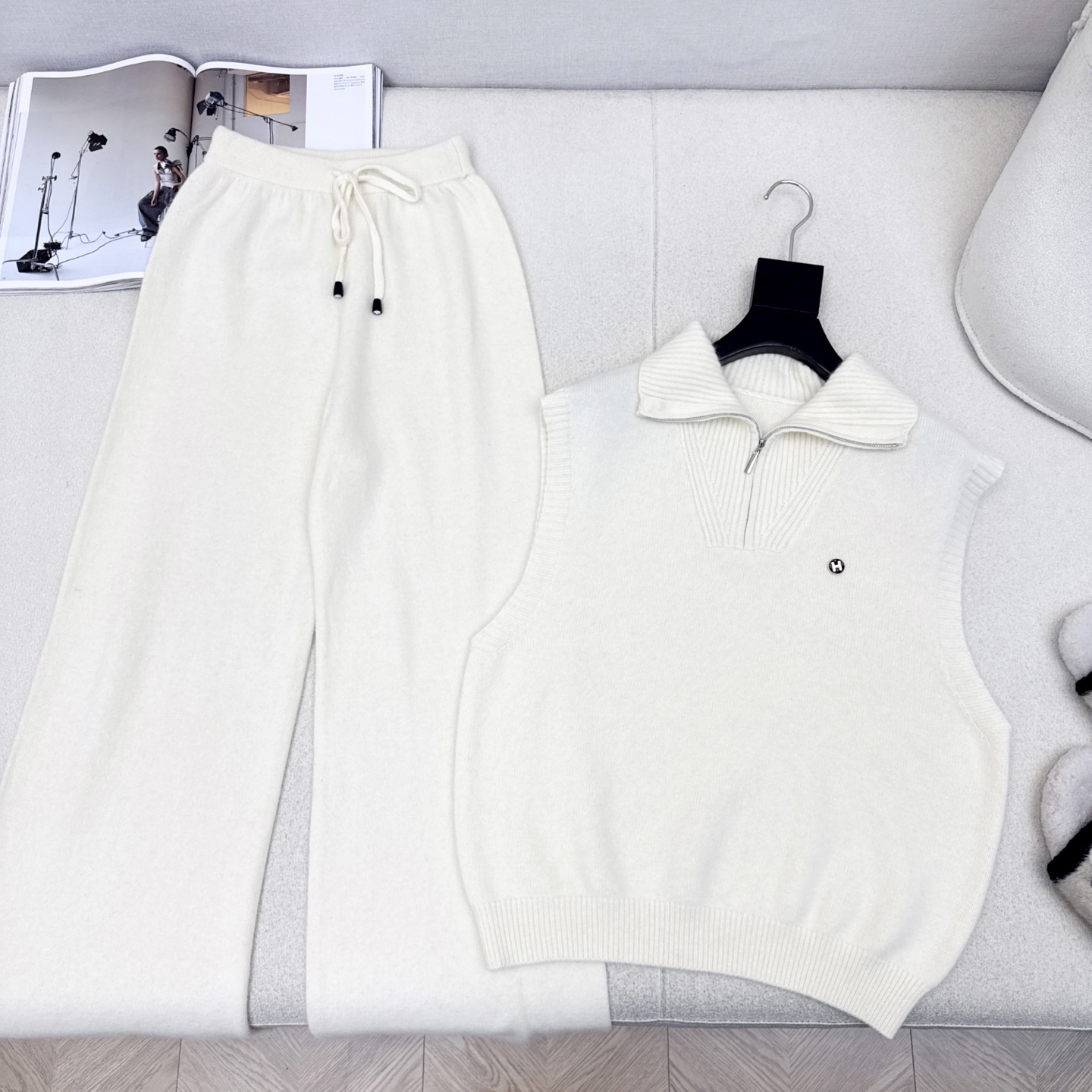Her 25Ss———秋冬最新款慵懒风羊毛套装🤎半开襟羊毛无袖毛衣+松紧腰直筒裤 百分百精纺羊毛纱线面料