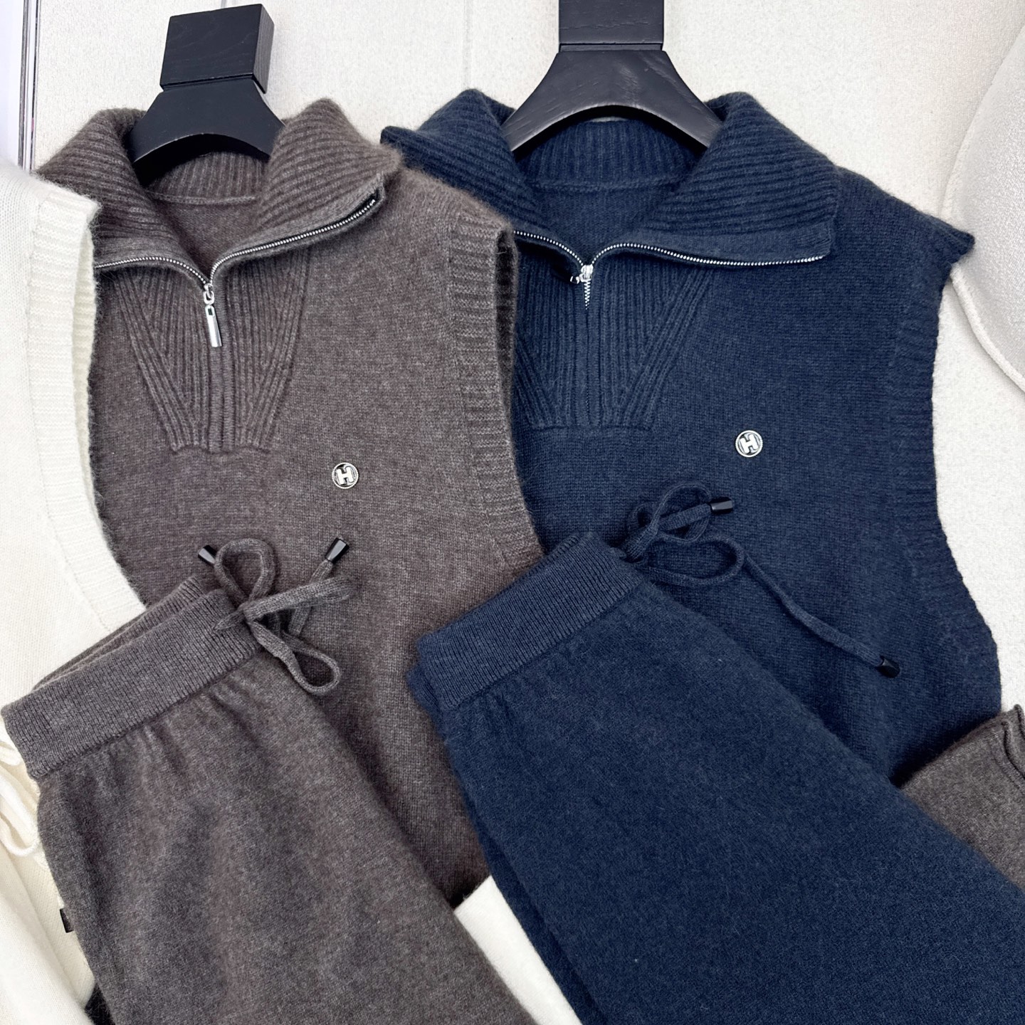 Her 25Ss———秋冬最新款慵懒风羊毛套装🤎半开襟羊毛无袖毛衣+松紧腰直筒裤 百分百精纺羊毛纱线面料