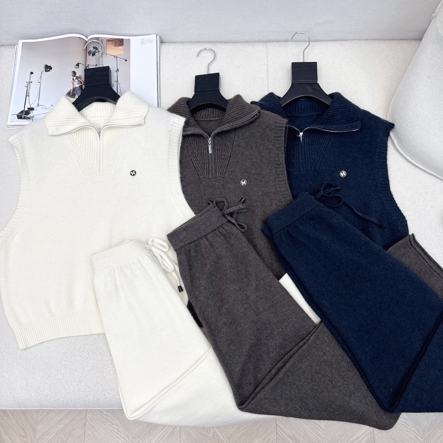 Her 25Ss———秋冬最新款慵懒风羊毛套装🤎半开襟羊毛无袖毛衣+松紧腰直筒裤 百分百精纺羊毛纱线面料