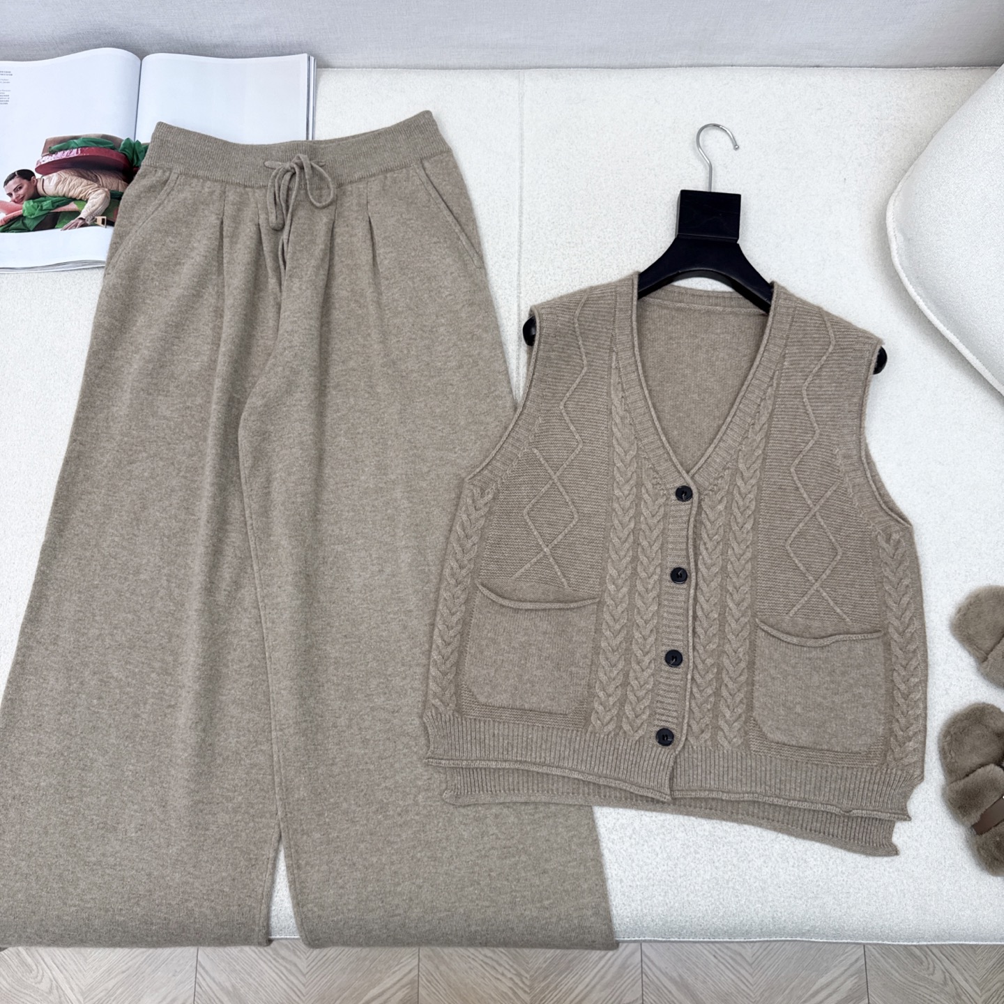 Max 25Ss———秋冬最新款慵懒风羊毛套装🤎V领马甲+松紧腰直筒裤 百分百精纺羊毛纱线面料 简约大气