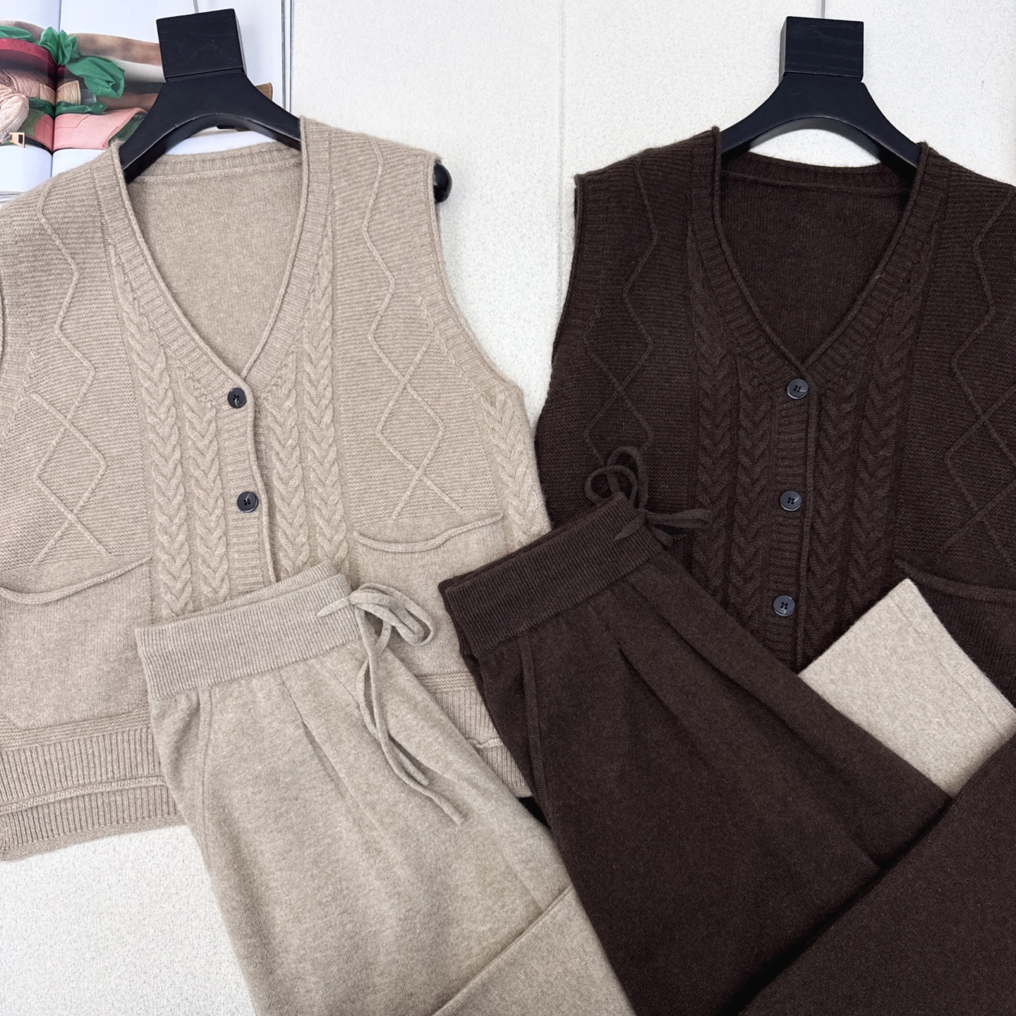 Max 25Ss———秋冬最新款慵懒风羊毛套装🤎V领马甲+松紧腰直筒裤 百分百精纺羊毛纱线面料 简约大气