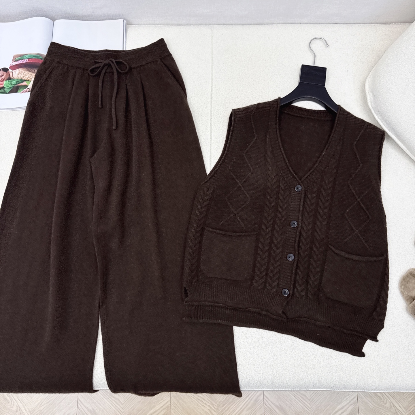 Max 25Ss———秋冬最新款慵懒风羊毛套装🤎V领马甲+松紧腰直筒裤 百分百精纺羊毛纱线面料 简约大气