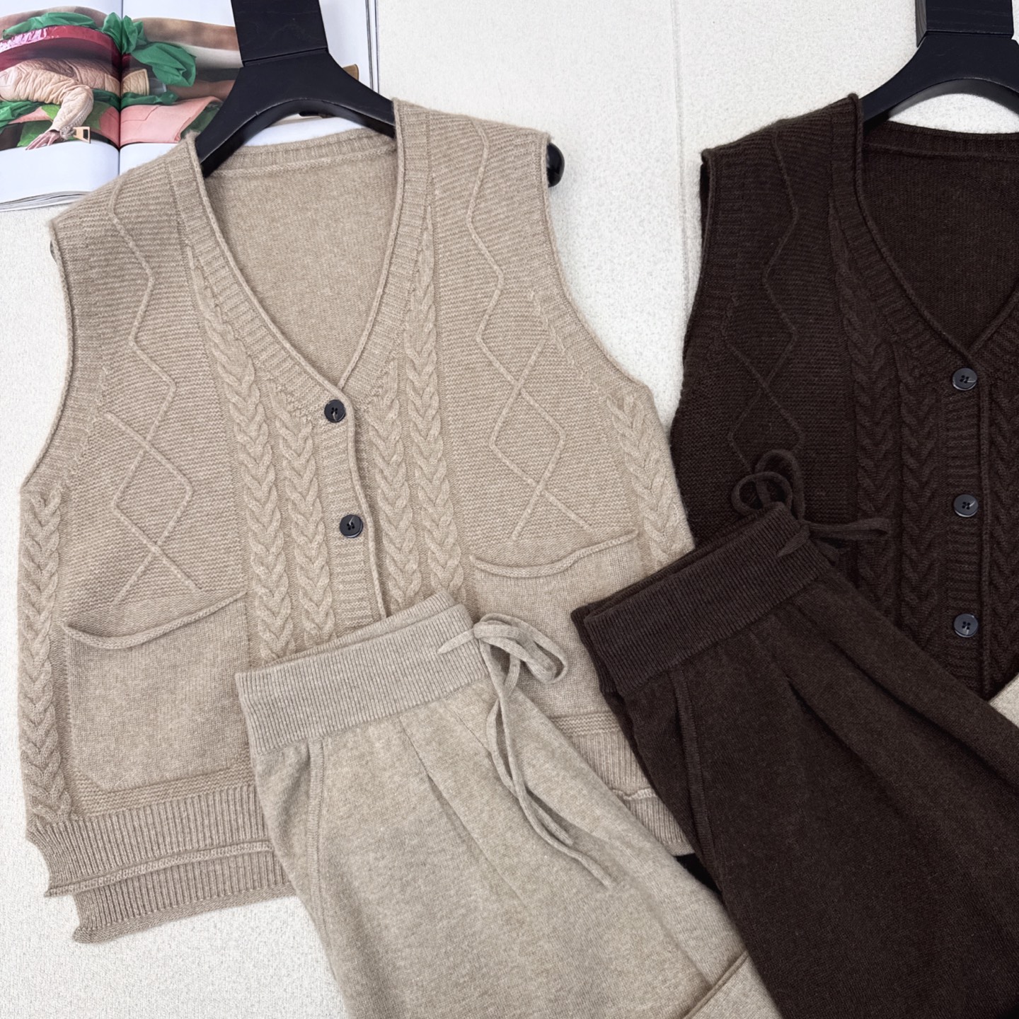 Max 25Ss———秋冬最新款慵懒风羊毛套装🤎V领马甲+松紧腰直筒裤 百分百精纺羊毛纱线面料 简约大气