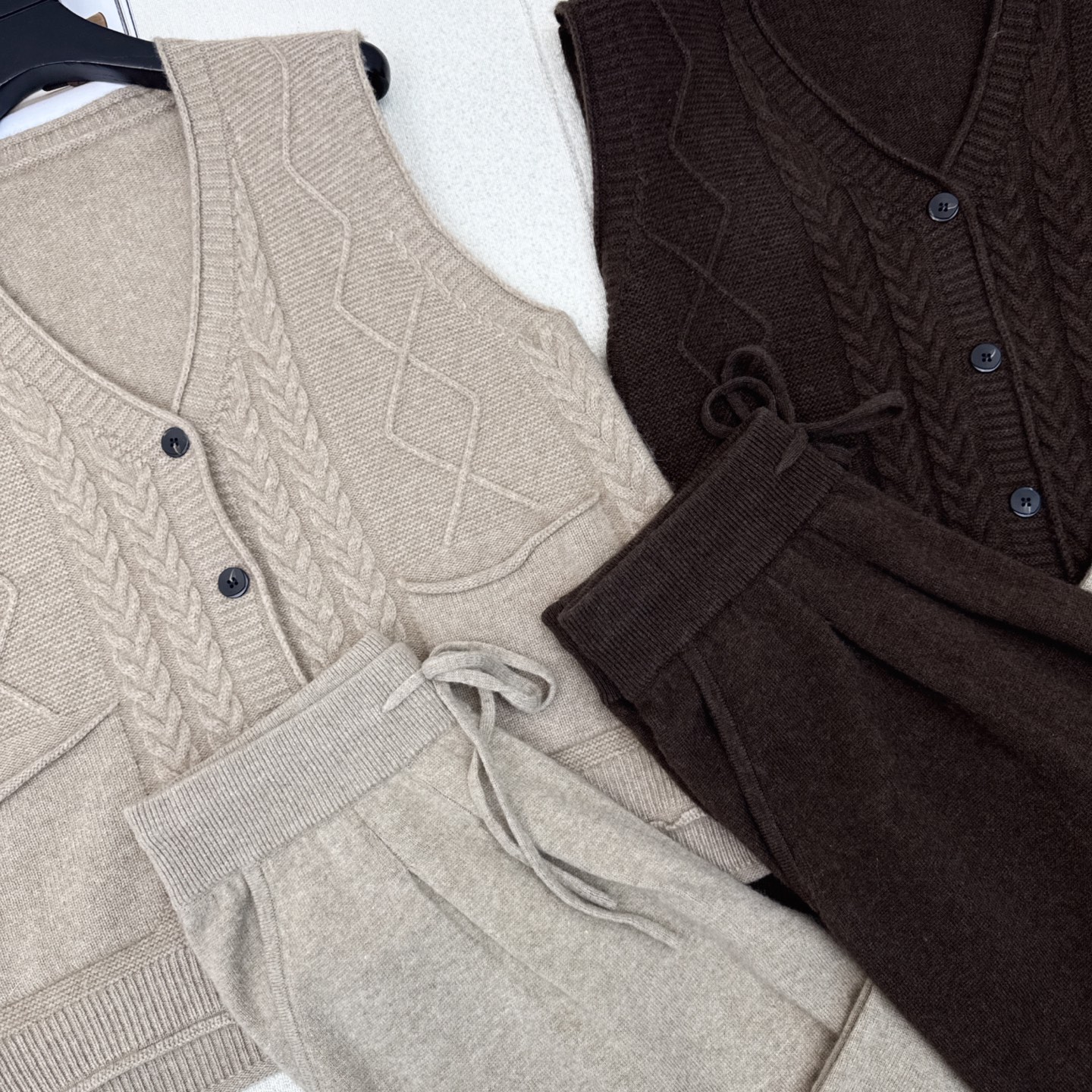 Max 25Ss———秋冬最新款慵懒风羊毛套装🤎V领马甲+松紧腰直筒裤 百分百精纺羊毛纱线面料 简约大气