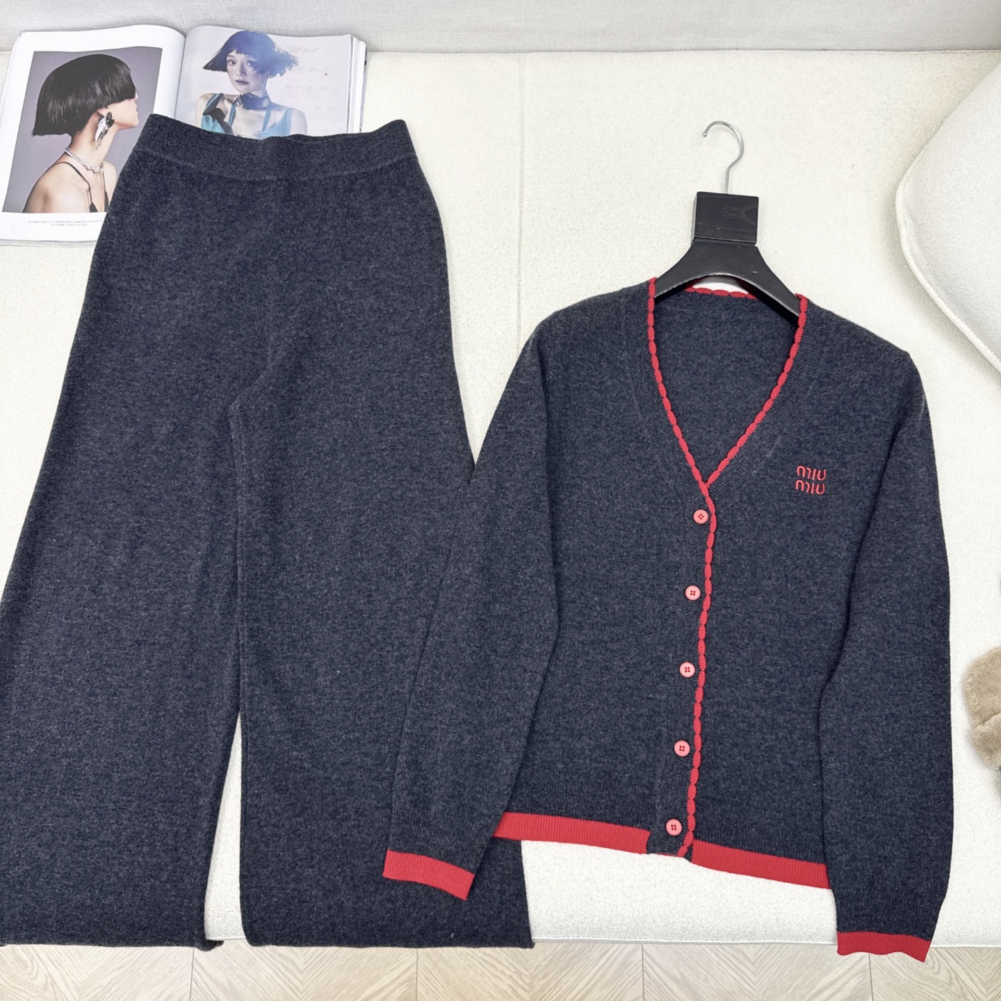 Miu 25Ss———秋冬最新款慵懒风羊毛套装🤍撞色镶边装饰V领开衫+松紧腰直筒裤 百分百精纺羊毛纱线面