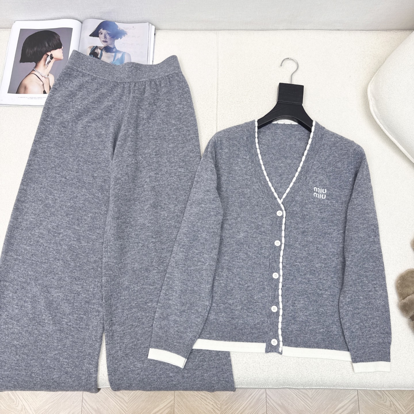 Miu 25Ss———秋冬最新款慵懒风羊毛套装🤍撞色镶边装饰V领开衫+松紧腰直筒裤 百分百精纺羊毛纱线面