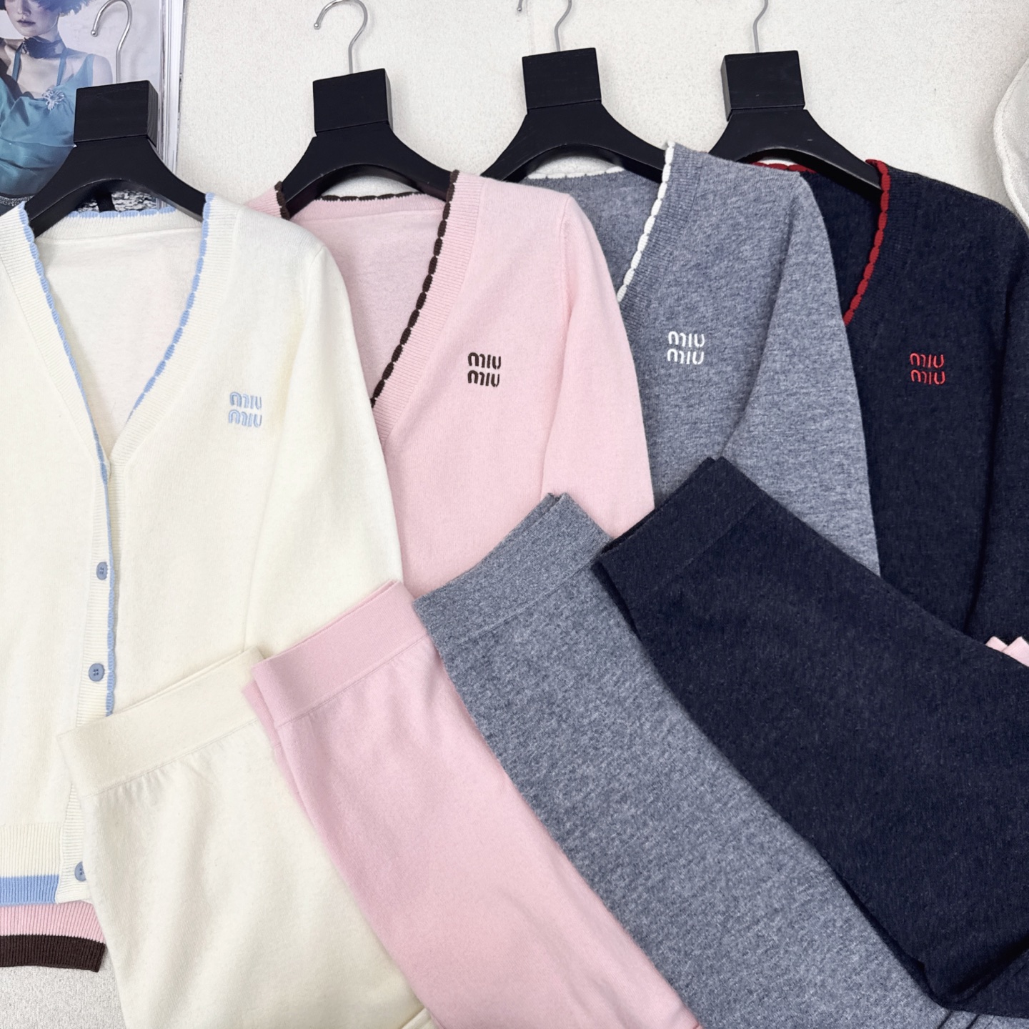 Miu 25Ss———秋冬最新款慵懒风羊毛套装🤍撞色镶边装饰V领开衫+松紧腰直筒裤 百分百精纺羊毛纱线面